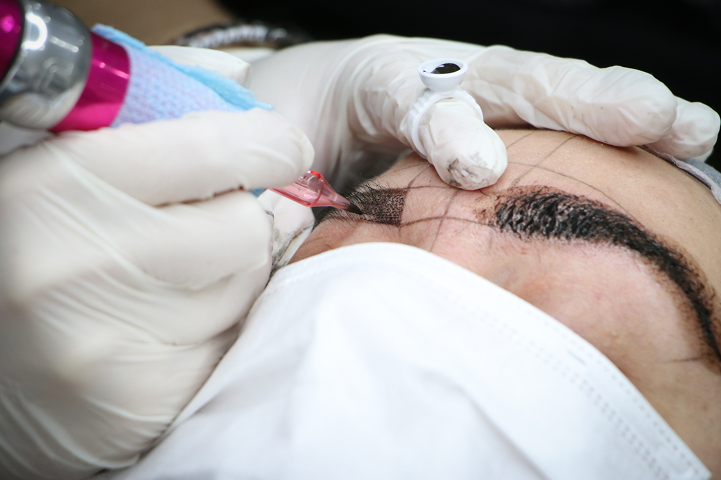 Vraća samopouzdanje: Prijedorčanka Tanja Tramošljanin šminka onkološke pacijentice