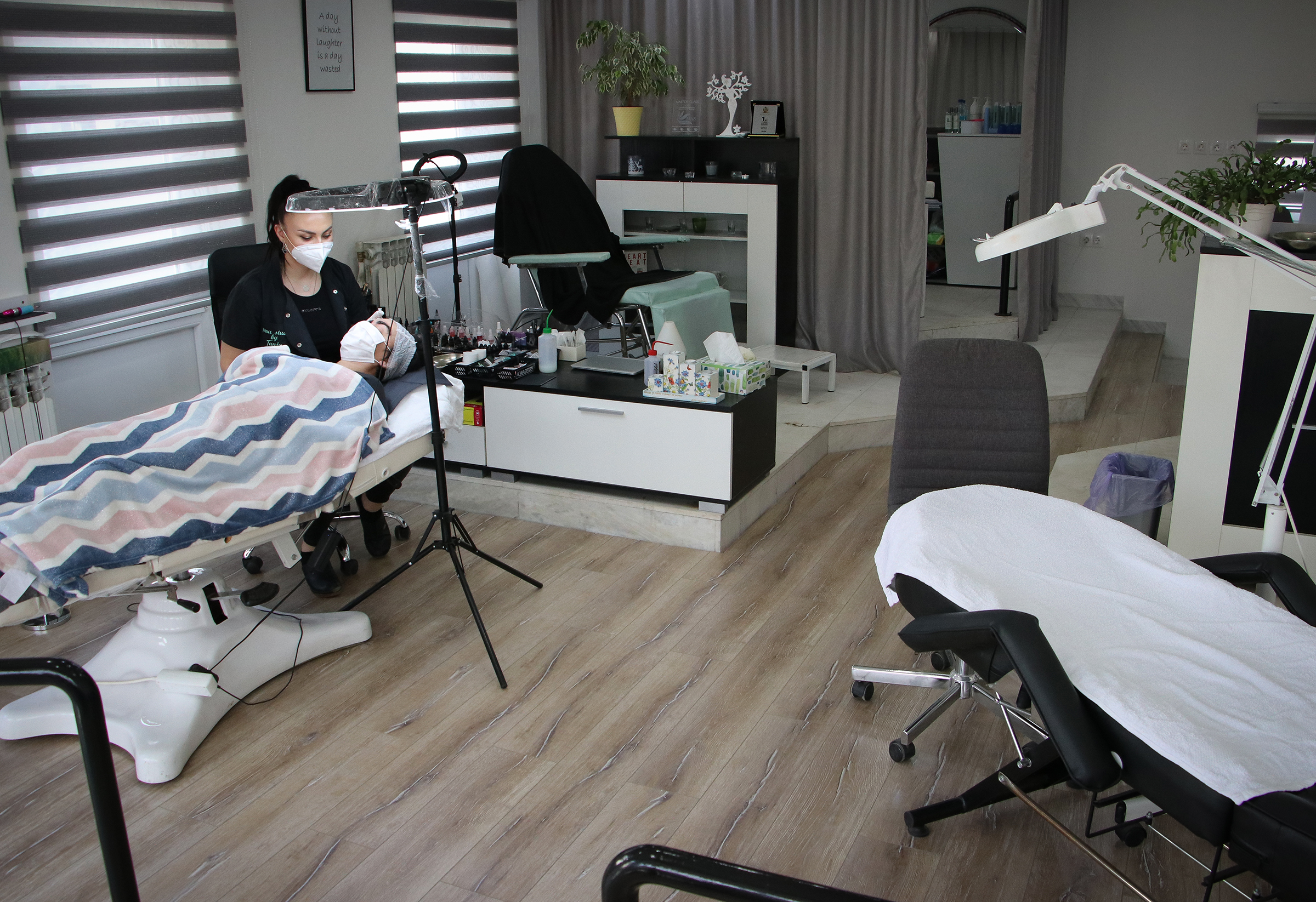 Vraća samopouzdanje: Prijedorčanka Tanja Tramošljanin šminka onkološke pacijentice