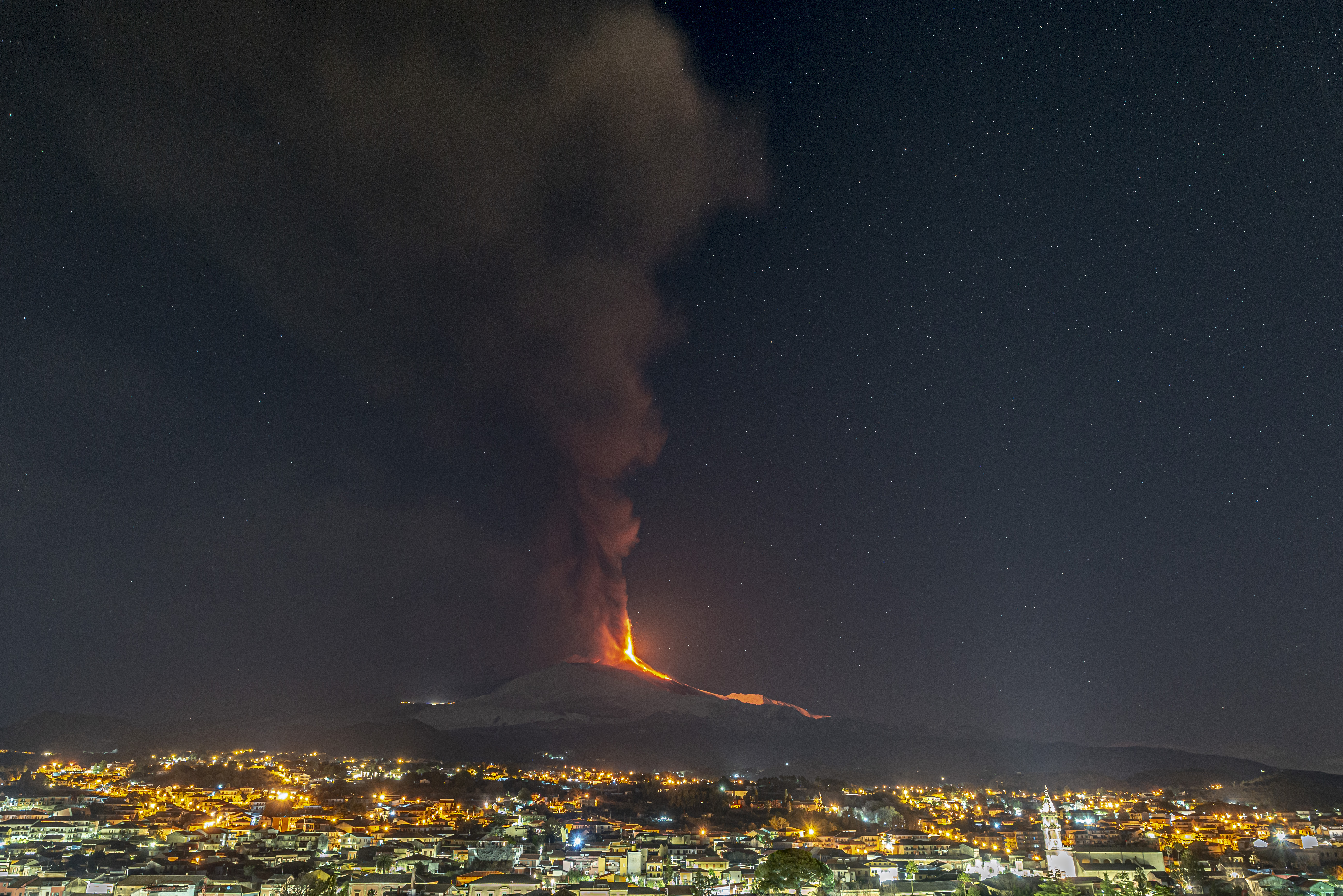 Etna nastavila izbacivati lavu i pepeo