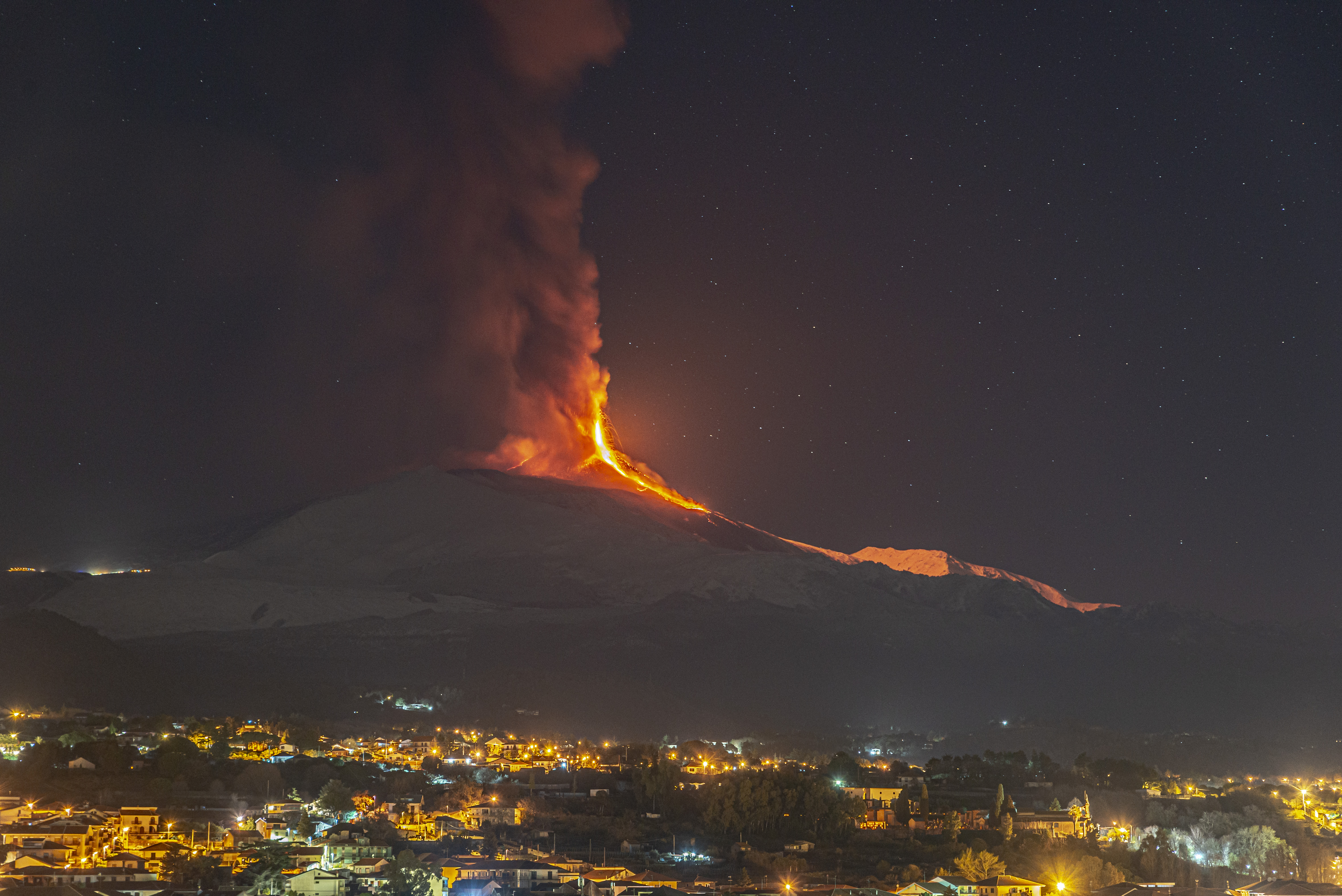 Etna nastavila izbacivati lavu i pepeo