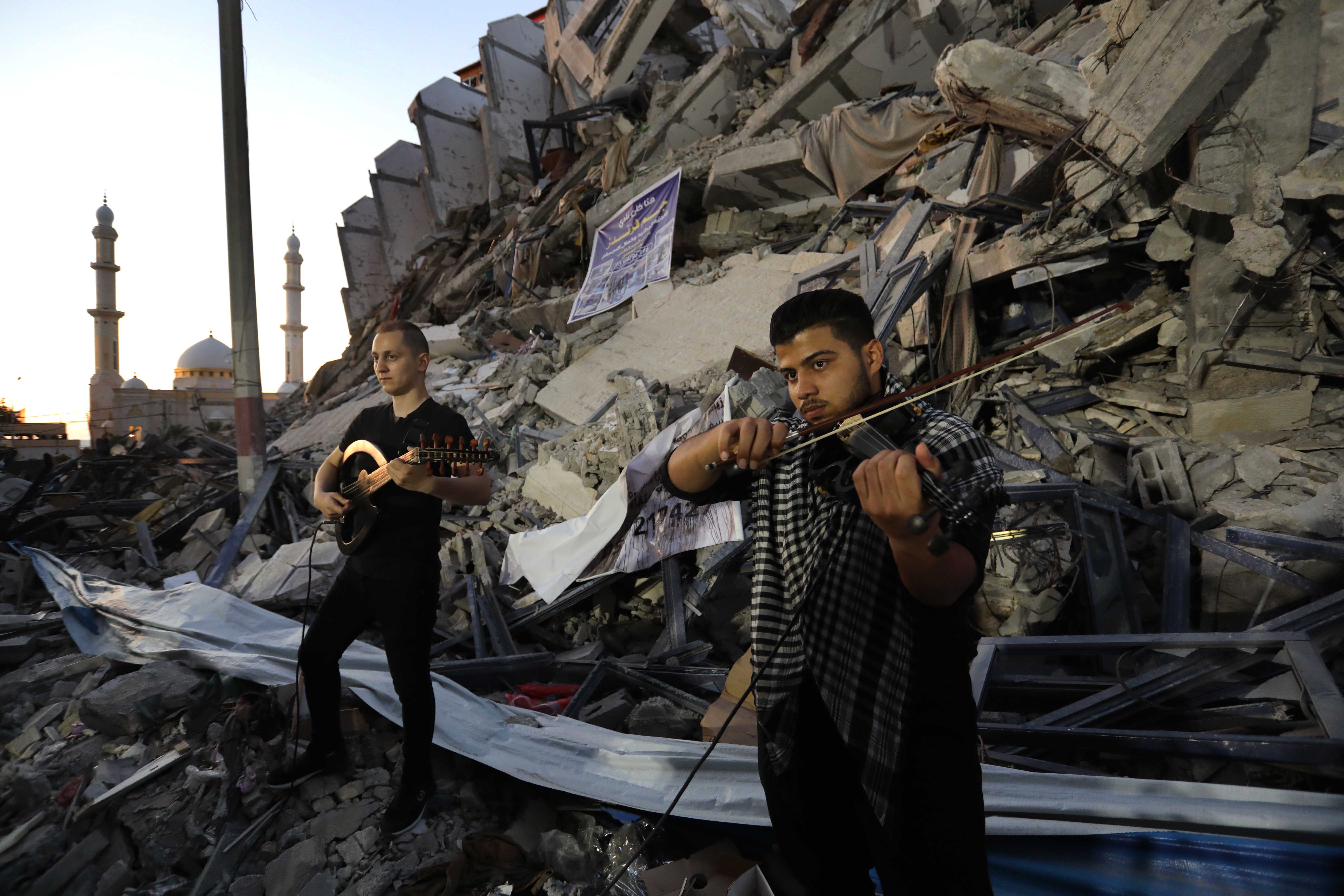Gaza: Palestinski muzičari održali koncert na ruševinama višespratnice uništene u izraelskim napadima