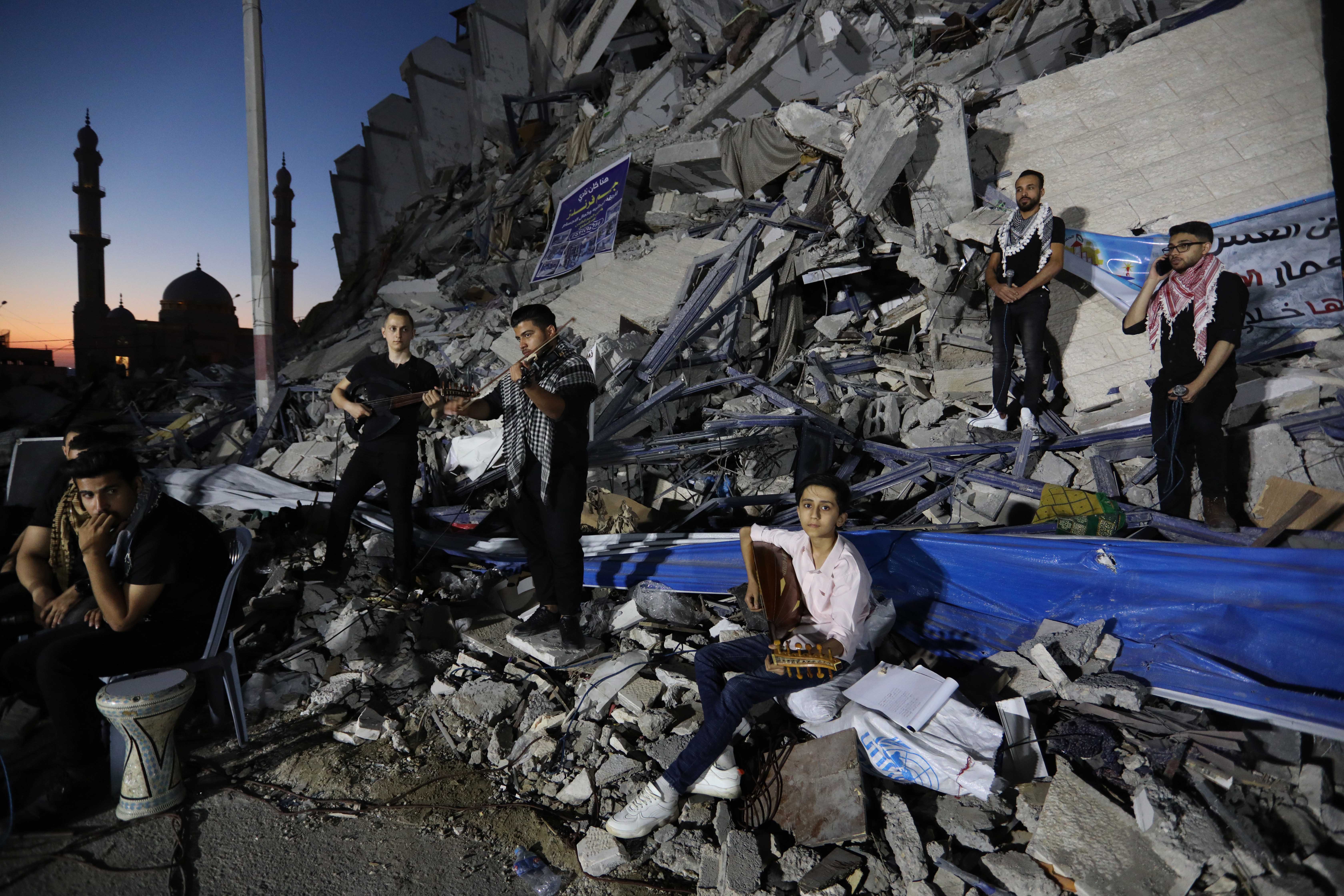 Gaza: Palestinski muzičari održali koncert na ruševinama višespratnice uništene u izraelskim napadima