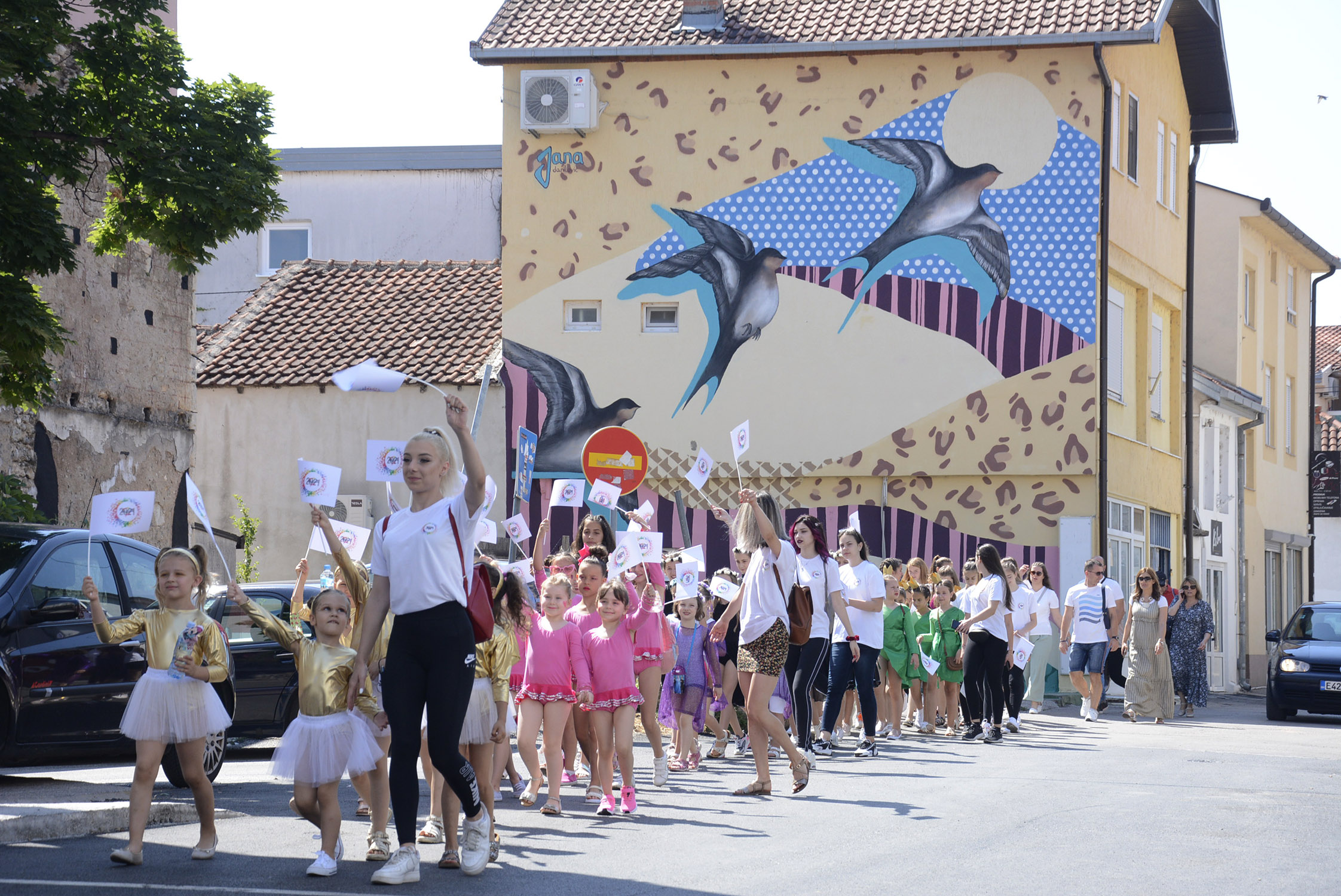 BiH: Defileom mladih plesačica otvorena manifestacija “Mostarsko ljeto“