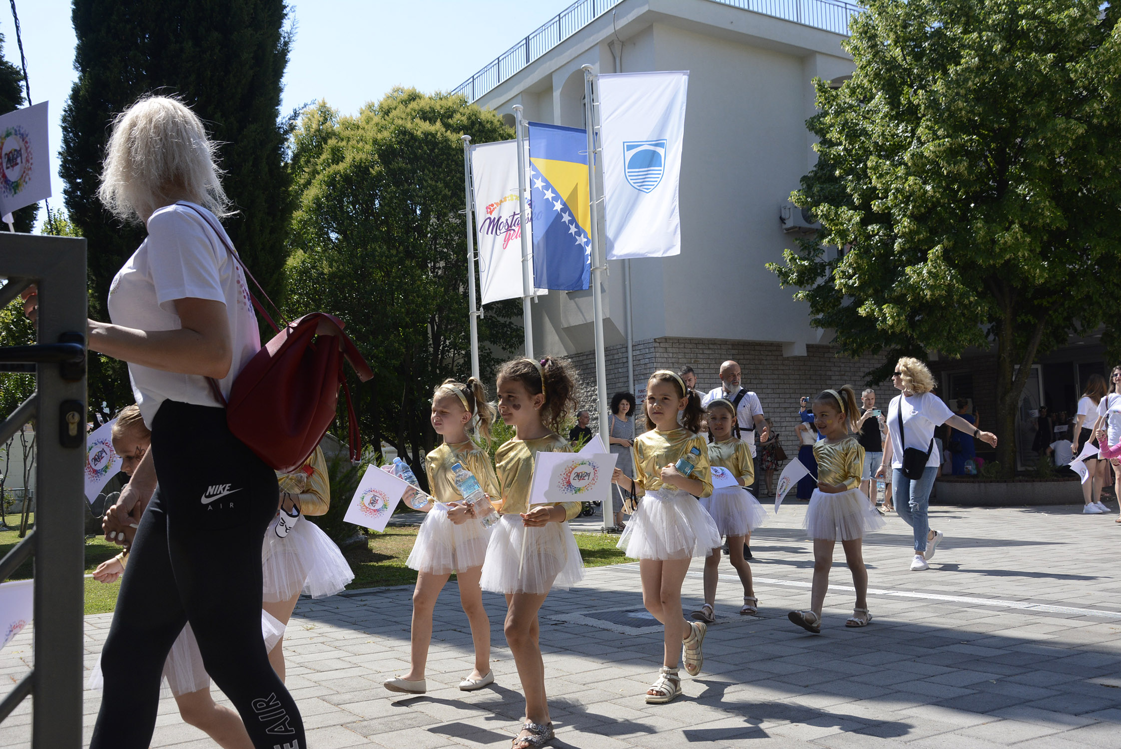 BiH: Defileom mladih plesačica otvorena manifestacija “Mostarsko ljeto“