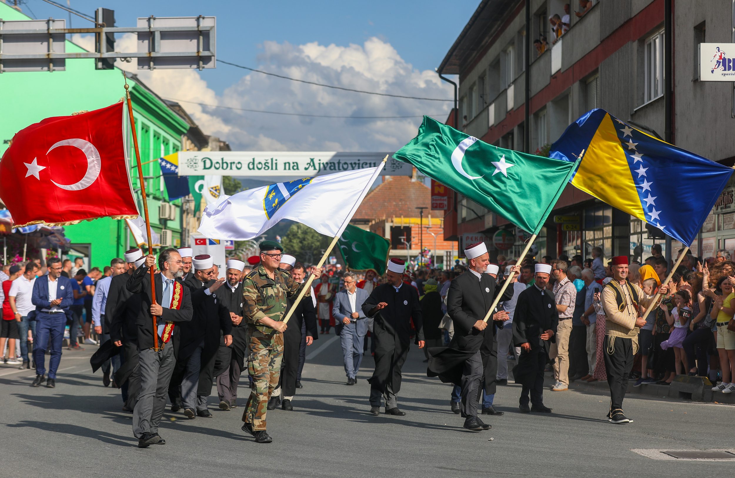 511. Dani Ajvatovice: Građani aplauzom ispratili defile konjanika i orkestar Mehter kroz Donji Vakuf