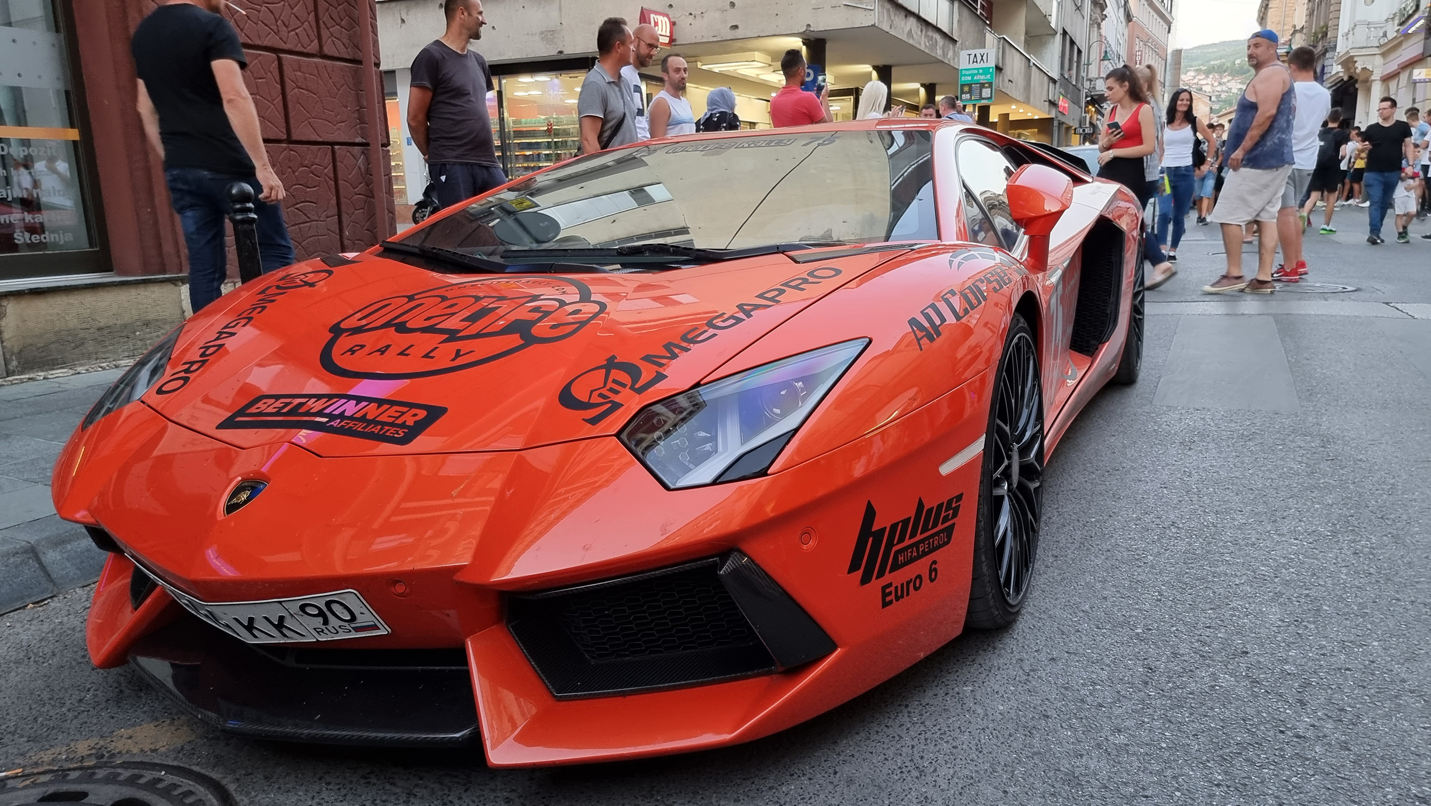 Superluksuzni automobili na ulicama Sarajeva (Anadolija)