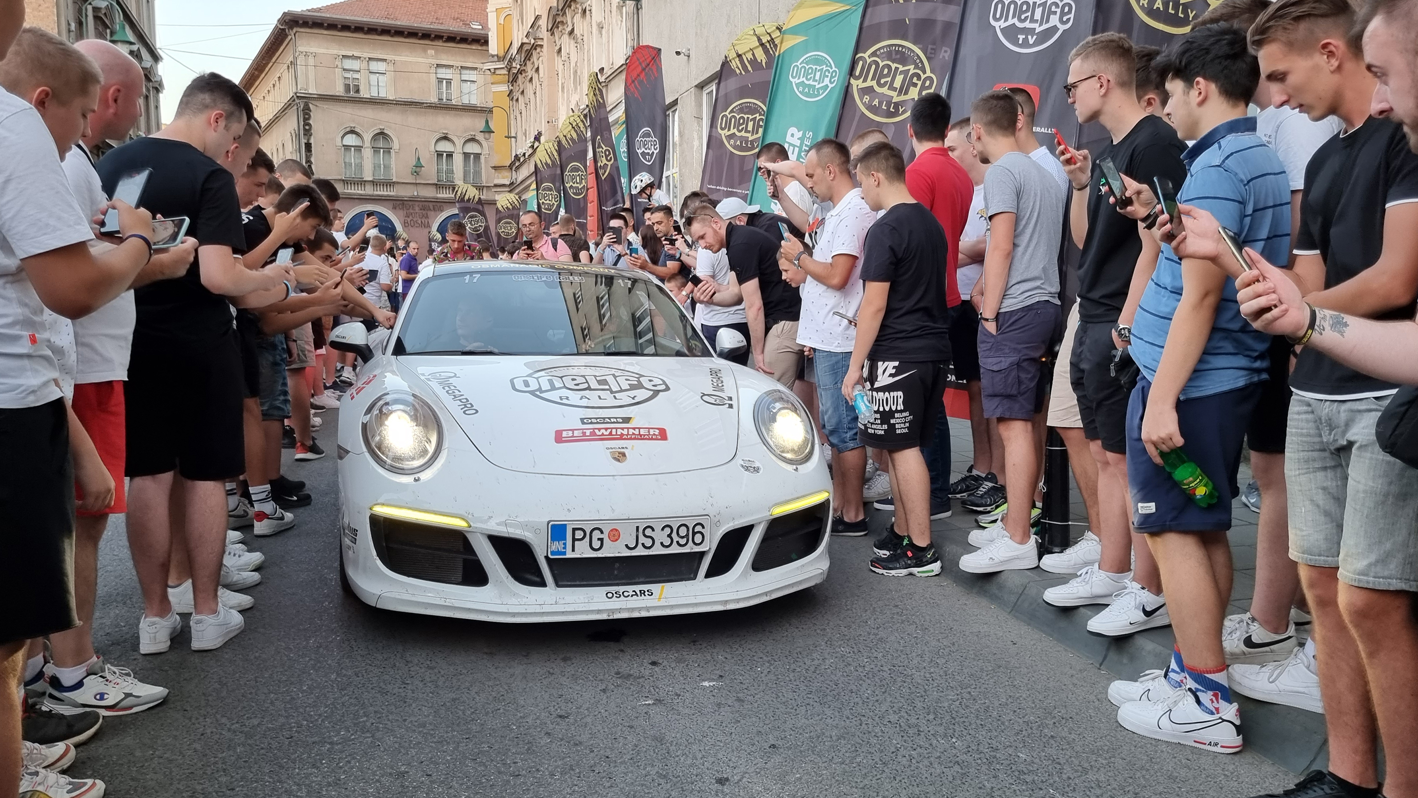 Superluksuzni automobili na ulicama Sarajeva (Anadolija)