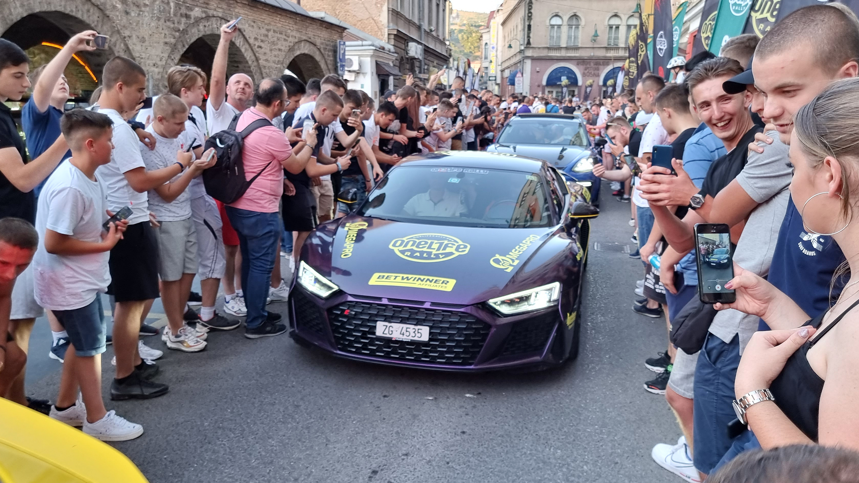 Superluksuzni automobili na ulicama Sarajeva (Anadolija)