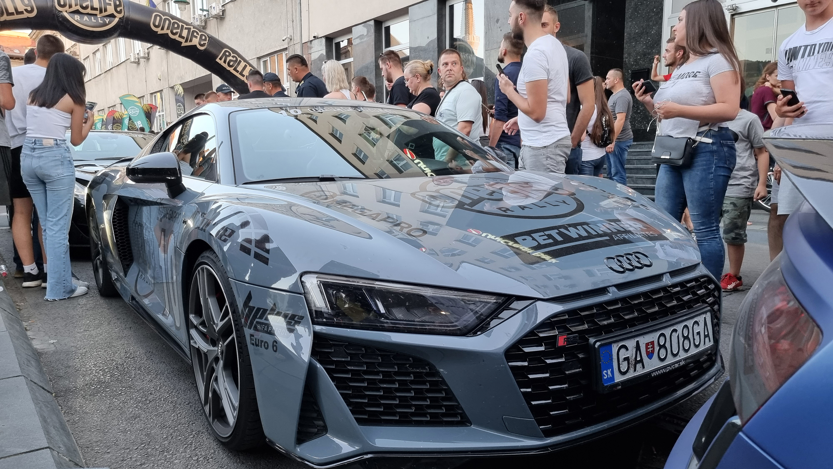 Superluksuzni automobili na ulicama Sarajeva (Anadolija)