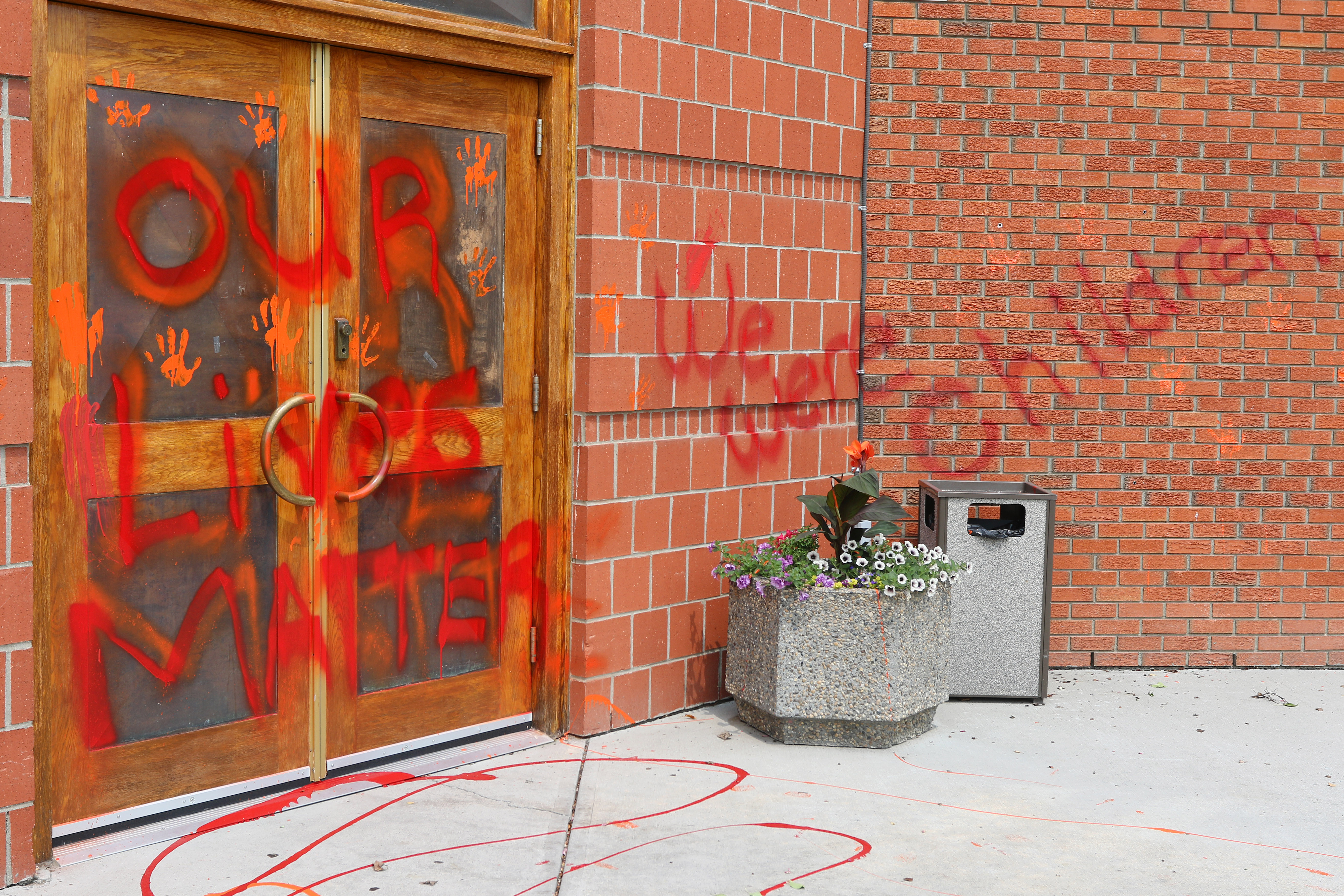 Kanada: Napadi na crkve nakon pronalaska neoznačenih grobova djece