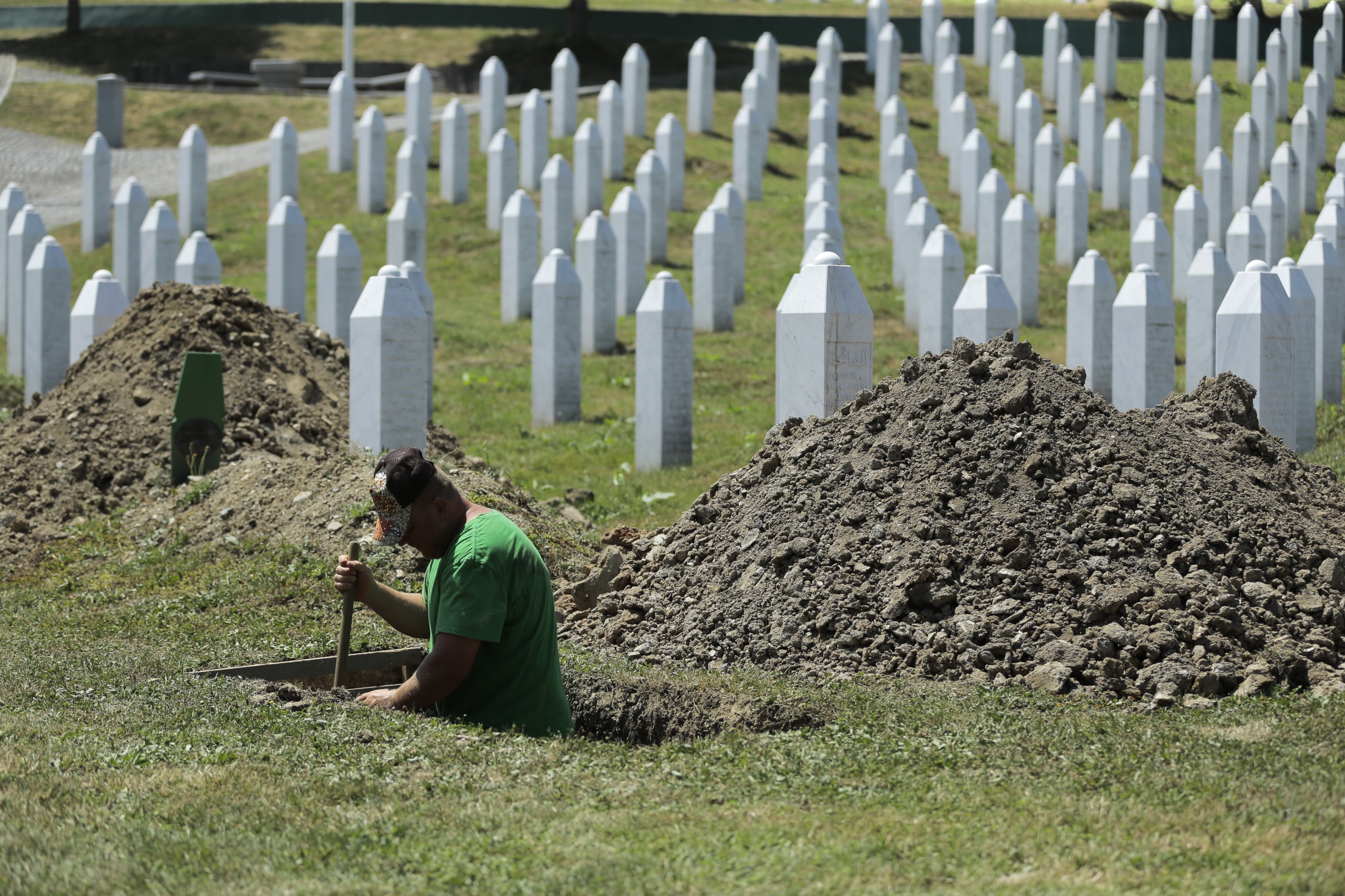 Pripreme za obilježavanje 11. jula: U Potočarima iskopavanje mezara za 19 žrtava srebreničkog genocida