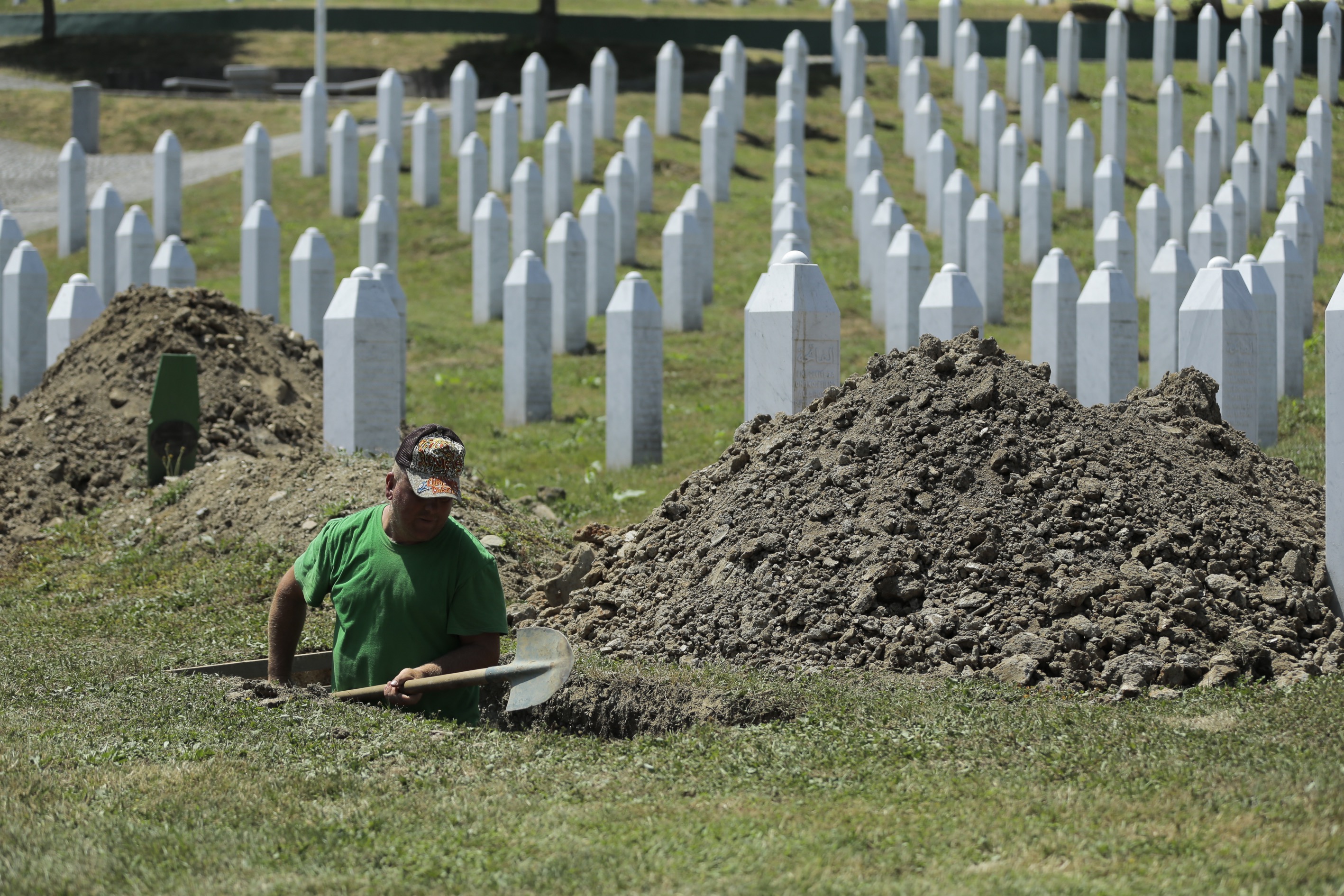 Pripreme za obilježavanje 11. jula: U Potočarima iskopavanje mezara za 19 žrtava srebreničkog genocida
