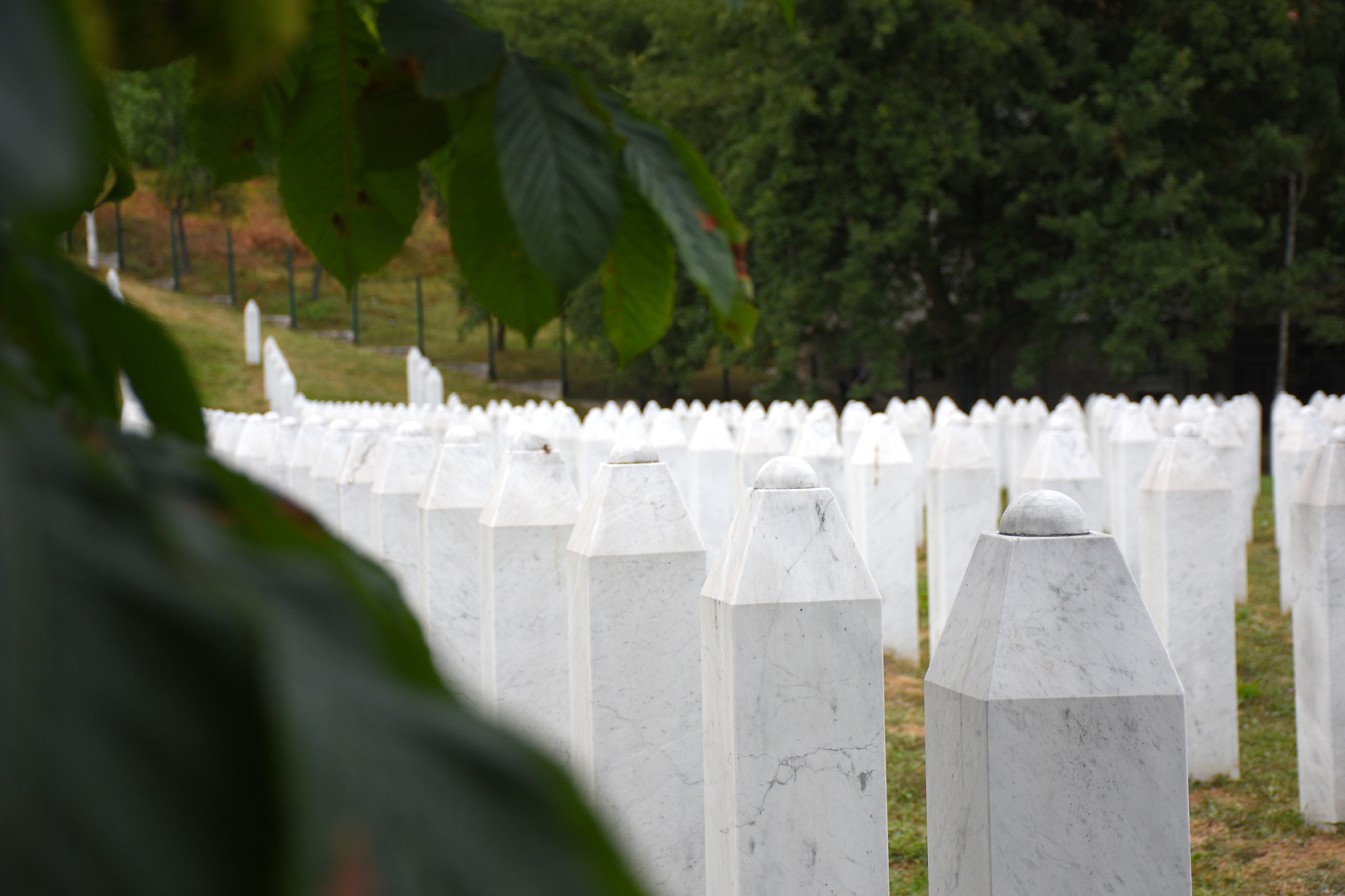 Nakon kolektivne dženaze u Potočarima: U tišini ostaju bijeli nišani kao podsjetnik na strahote genocida u Srebrenici