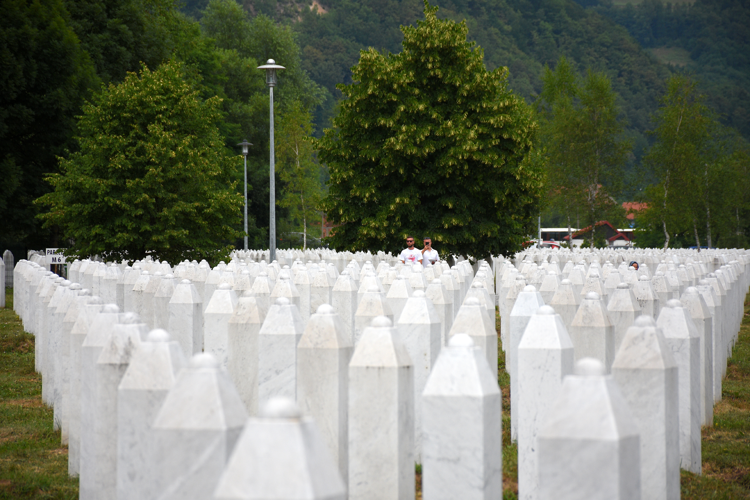 Nakon kolektivne dženaze u Potočarima: U tišini ostaju bijeli nišani kao podsjetnik na strahote genocida u Srebrenici