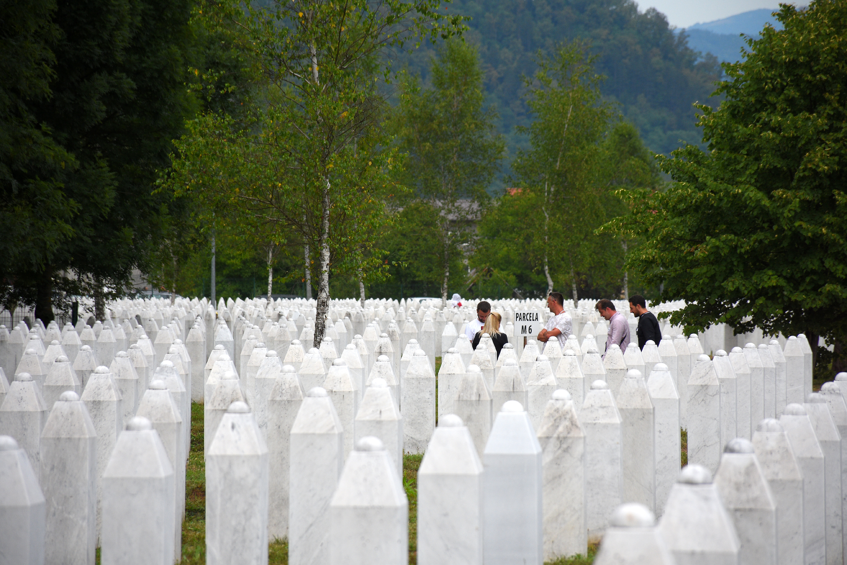 Nakon kolektivne dženaze u Potočarima: U tišini ostaju bijeli nišani kao podsjetnik na strahote genocida u Srebrenici