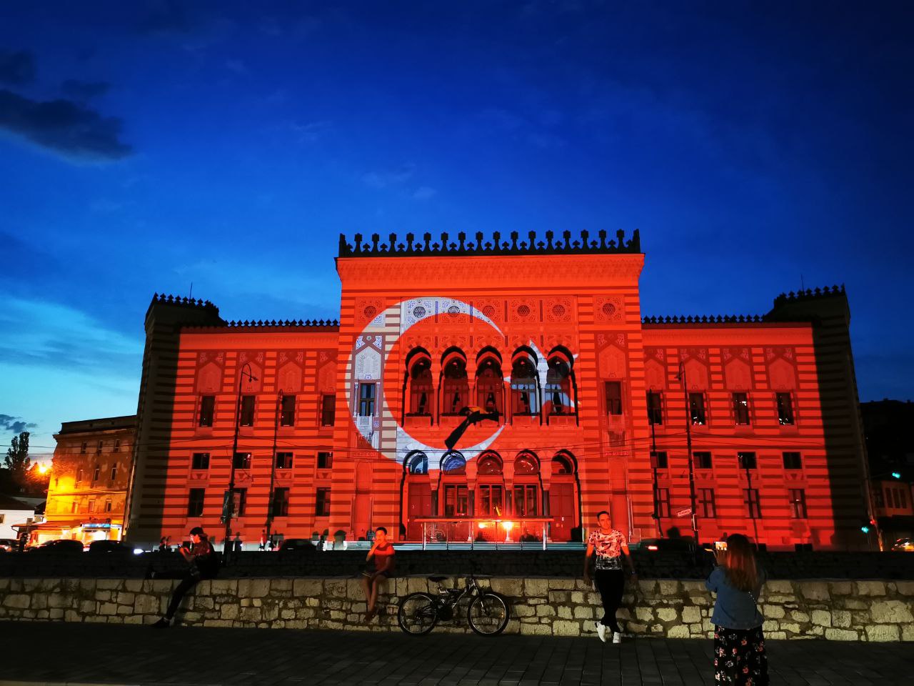 Vijećnica u bojama zastave Republike Turske