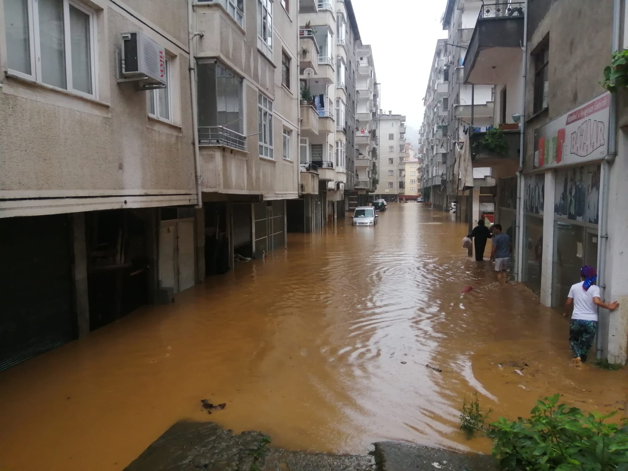Poplave u crnomorskoj regiji Turske: Voda prodrla u zgrade i nosila automobile u Artvinu i Rizeu