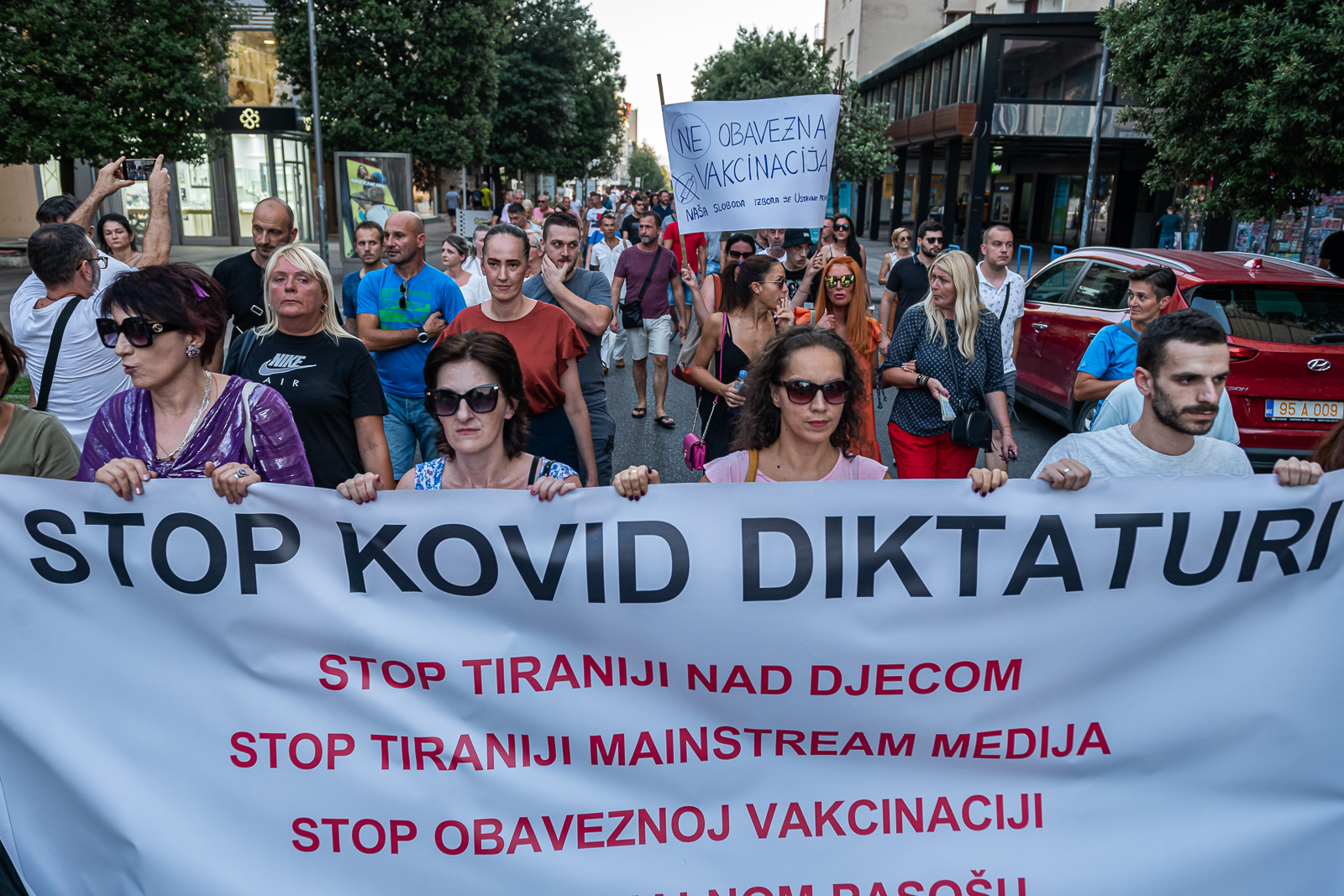 Podgorica: Održan protest zbog epidemiloških mjera, građani se protive obaveznoj vakcinaciji protiv COVID-19