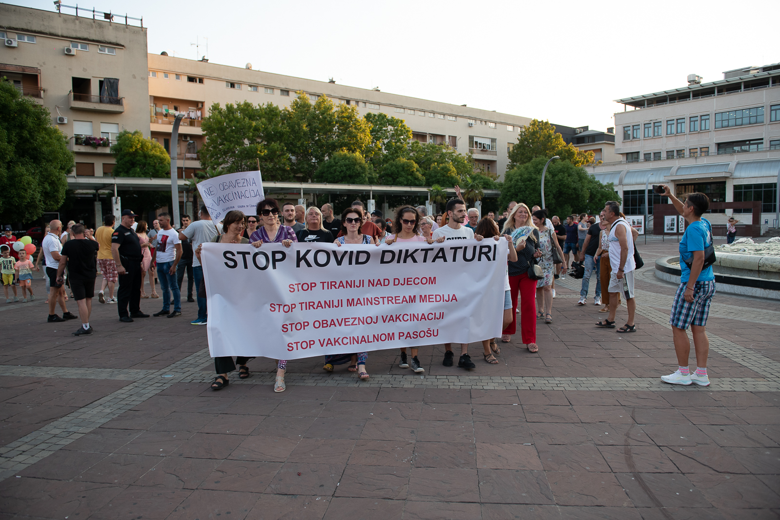 Podgorica: Održan protest zbog epidemiloških mjera, građani se protive obaveznoj vakcinaciji protiv COVID-19