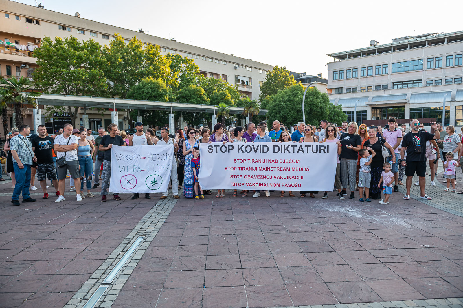 Podgorica: Održan protest zbog epidemiloških mjera, građani se protive obaveznoj vakcinaciji protiv COVID-19