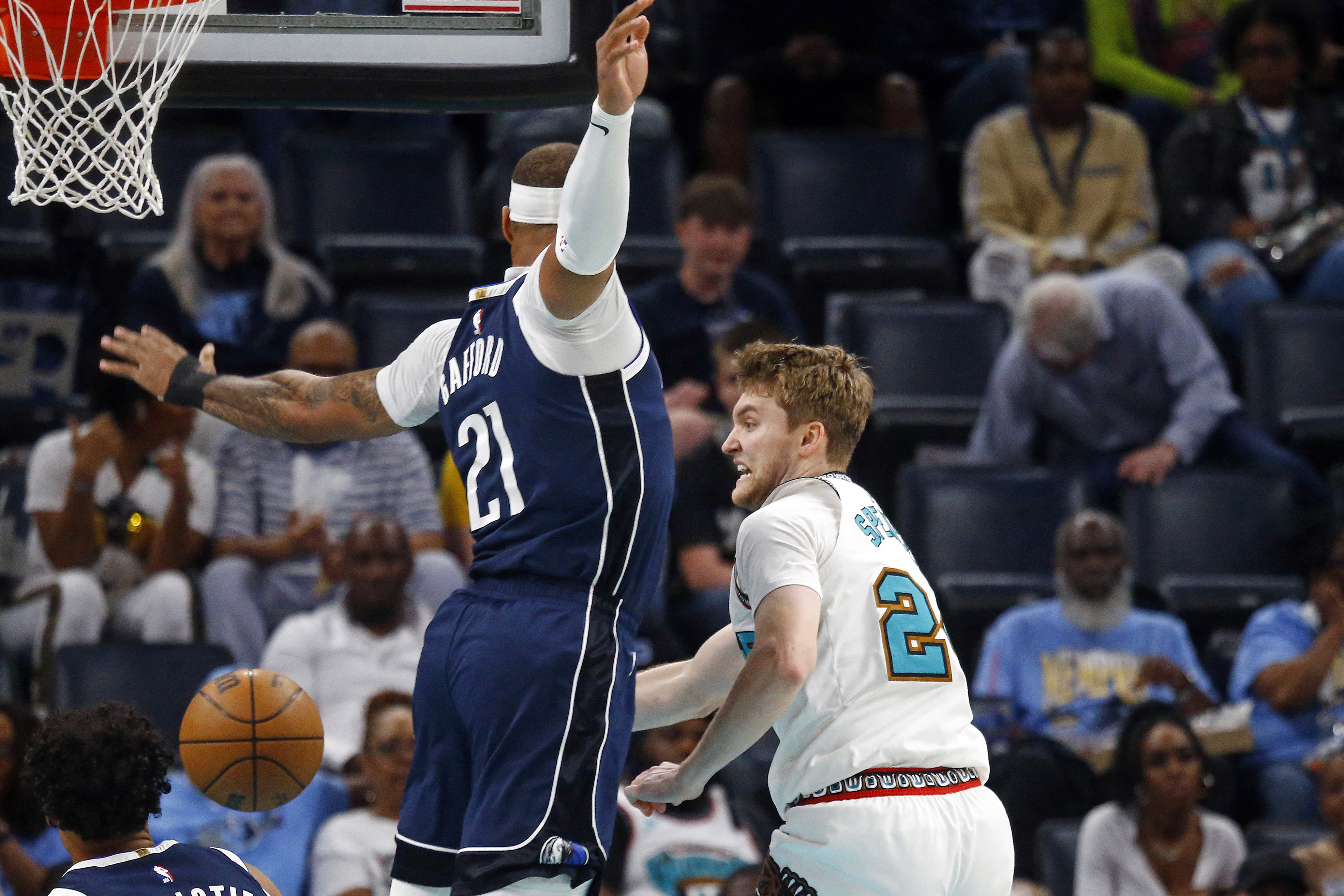 2025-04-13T210009Z_467614139_MT1USATODAY25921485_RTRMADP_3_NBA-DALLAS-MAVERICKS-AT-MEMPHIS-GRIZZLIES