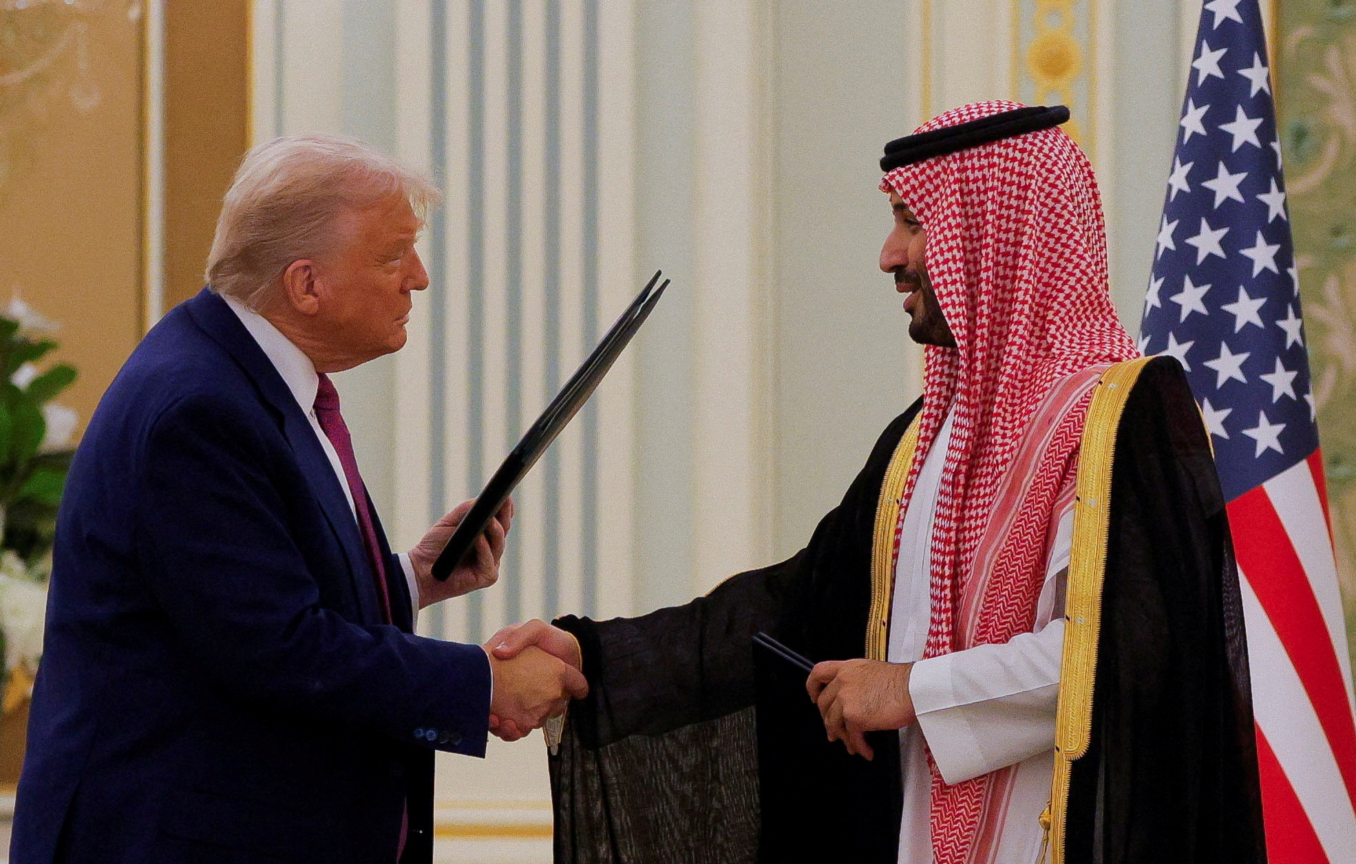 Predsjednik Sjedinjenih Američkih Država Donald Trump i saudijski prijestolonasljednik i premijer Mohammed Bin Salman rukuju se tokom ceremonije potpisivanja Memoranduma o razumijevanju u Kraljevskom dvoru u Rijadu, Saudijskoj Arabiji