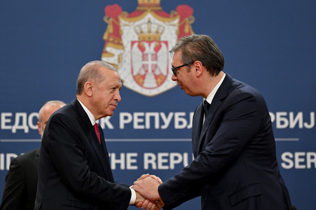 Serbian President Aleksandar Vucic (R)