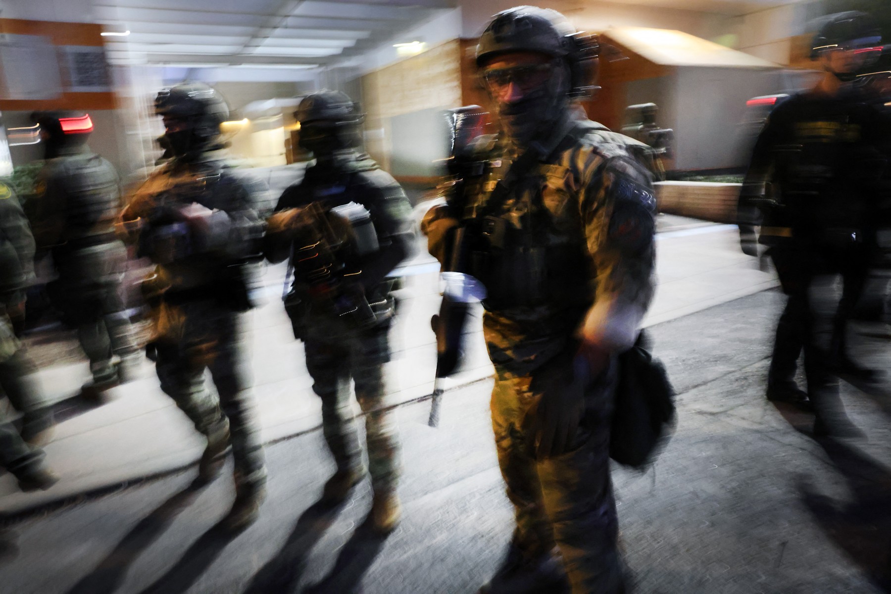 PORTLAND, OREGON - OCTOBER 06: Federal agentsOctober 06, 2025 in Portland, Oregon. Model Release: no, Credit line: SPENCER PLATT / Getty images / Profimedia