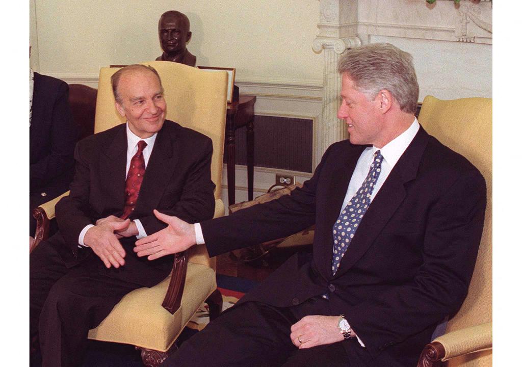 US President Bill Clinton(R) meets 25 March with Bosnian President Alija Izetbegovich