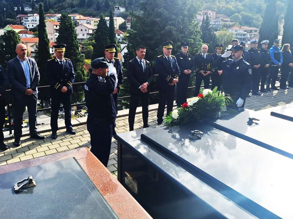 l_eed7efa39efd565e2cba2bccb927e05b