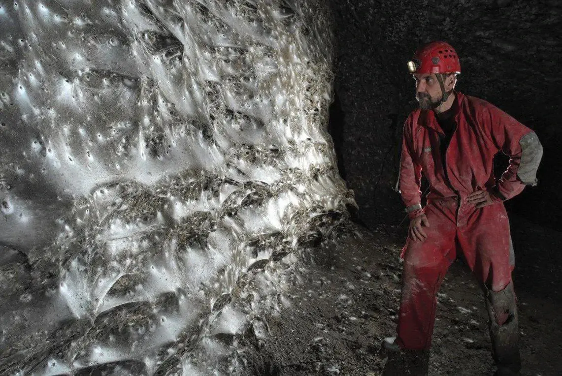 paukova-mreza-pecina-webp