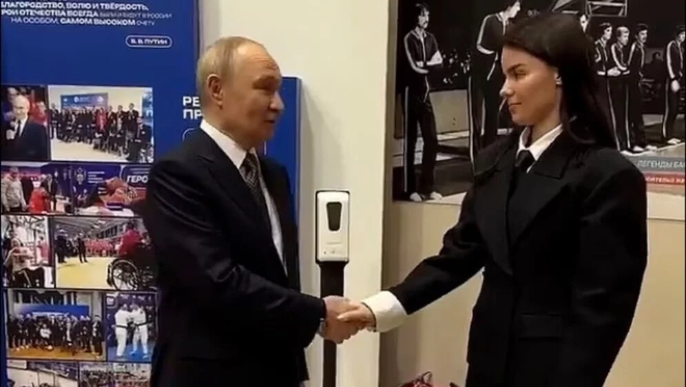 VIDEO Putinovo rukovanje s doktoricom potaknulo lavinu komentara: "Pogledajte mu ruku, nešto nije u redu"
