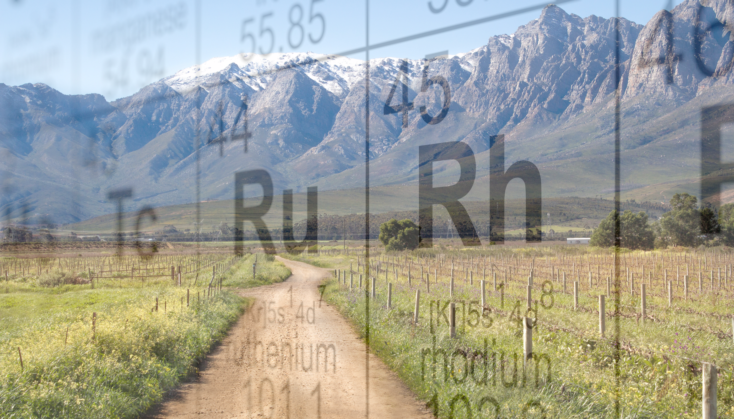 Panoramski snimak prostranog, otvorenog polja u Južnoafričkoj Republici, koji ilustruje pejzaž iznad bogatih mineralnih nalazišta