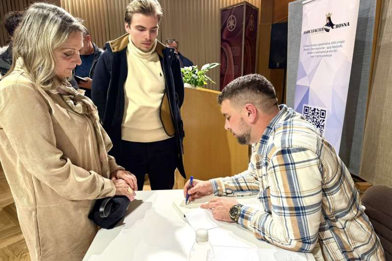 m_567f2db605b344681eee3522474c278e