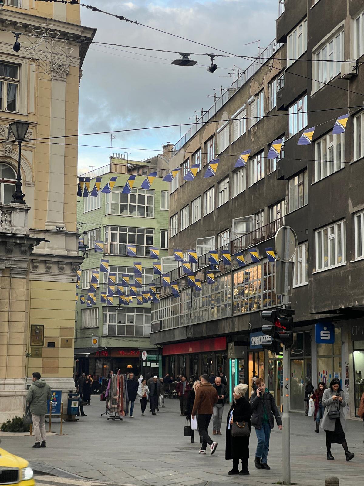 Glavni grad BiH okićen zastavama pred praznik