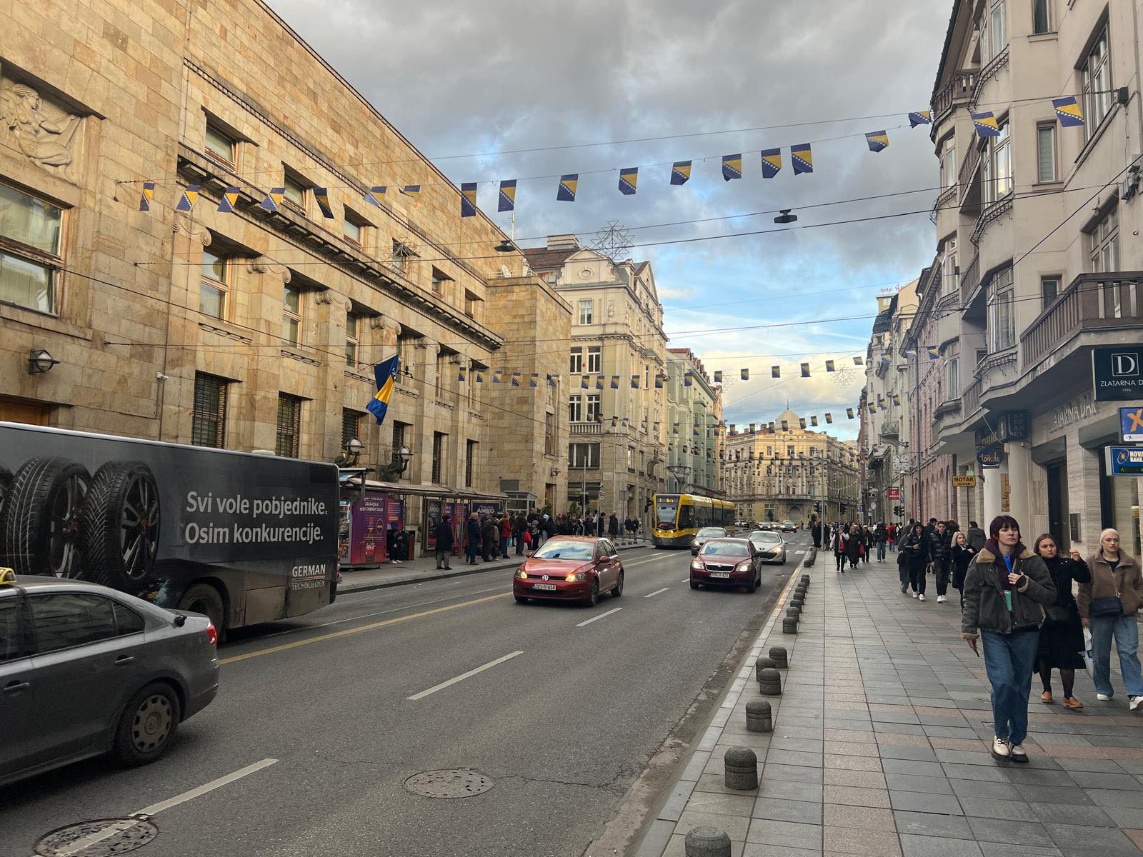 Glavni grad BiH okićen zastavama pred praznik