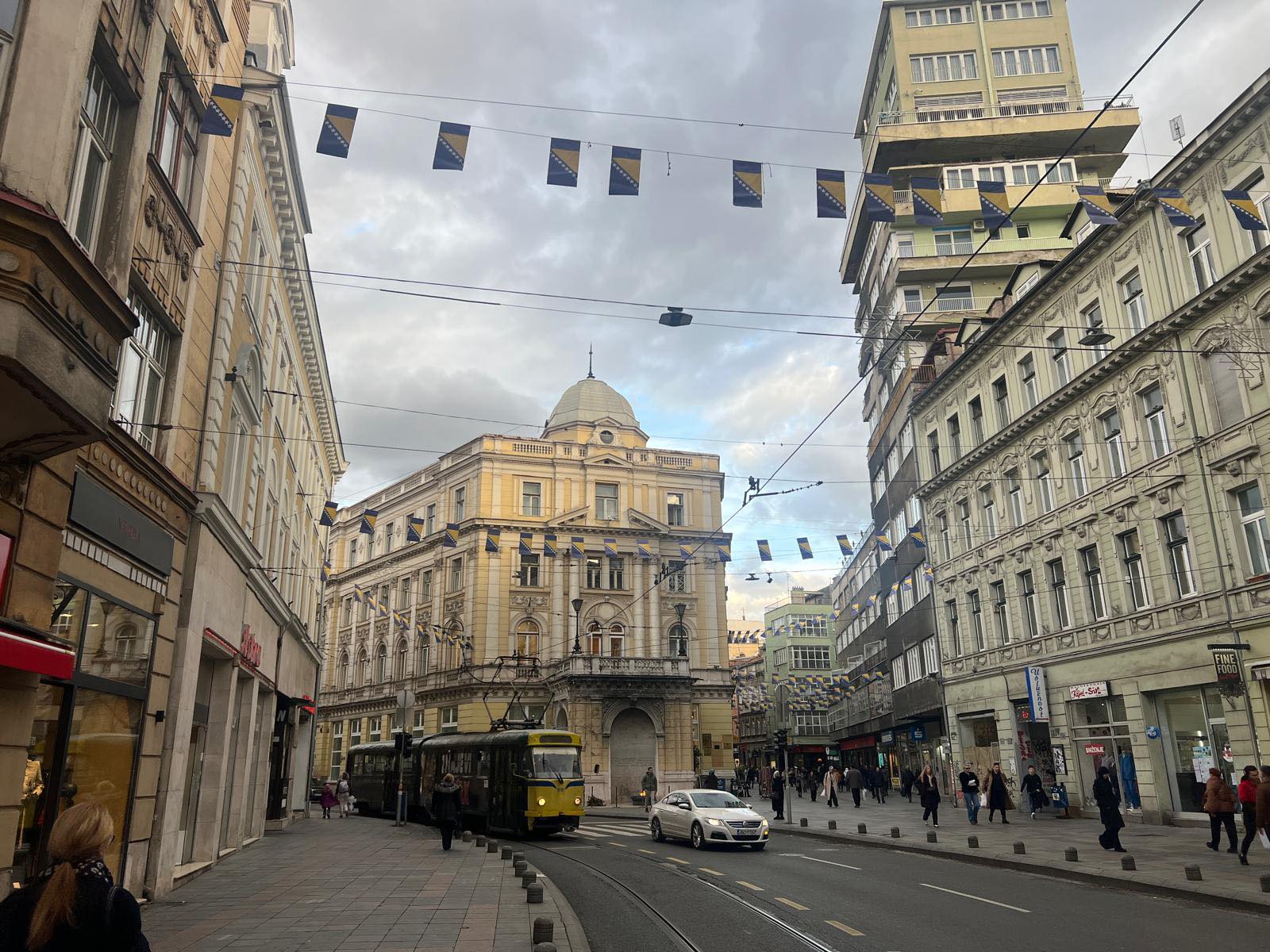 Glavni grad BiH okićen zastavama pred praznik