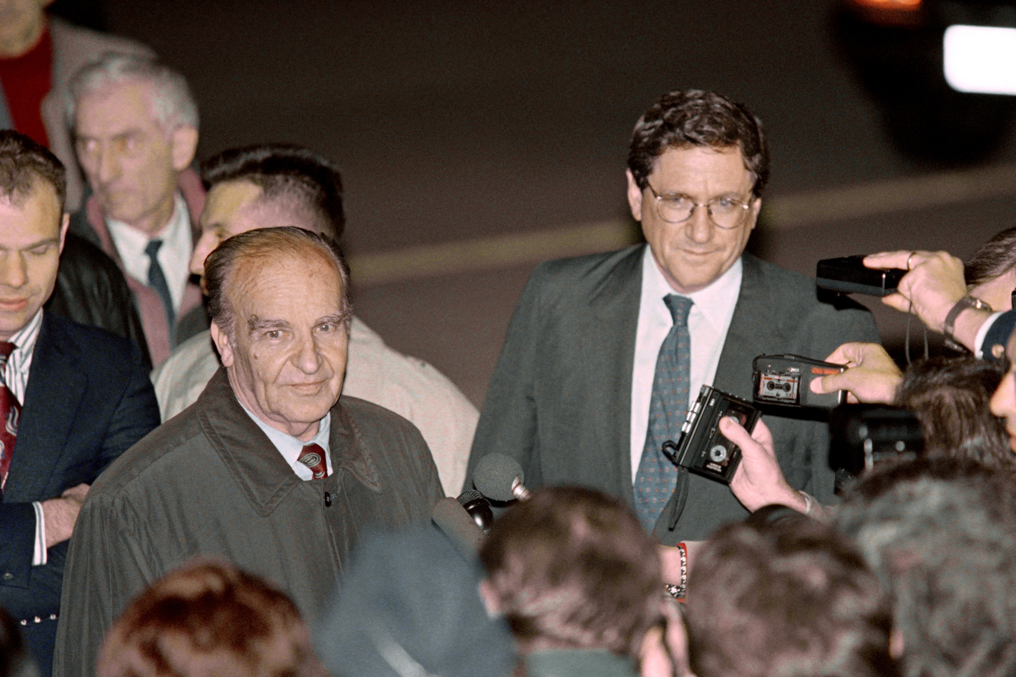 Richard Holbrooke and Alija Izetbegovic arrive at Wright Patterson Air Force Base near Dayton, Ohio, on October 31, 1995AFP PHOTO,Image: 68485771, License: Rights-managed, Restrictions: , Model Release: no, Credit line: PAUL J. RICHARDS / AFP / Profimedia