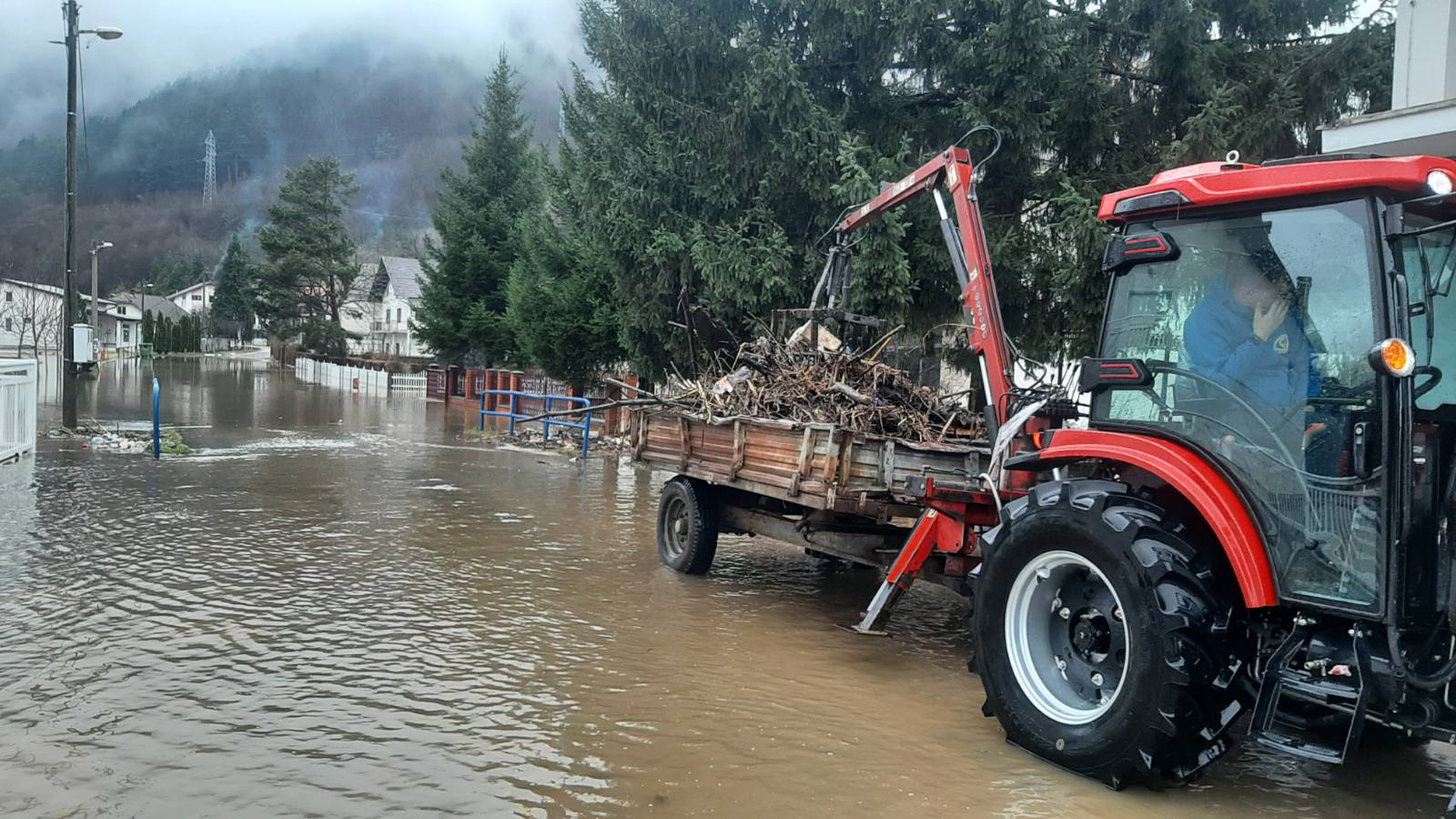ЈЕЗЕРО, 26. НОВЕМБРА /СРНА/ - У Језеру су се излиле ријеке Јошавка и Плива, што је изазвало поплаве којим је угрожено више домаћинстава.