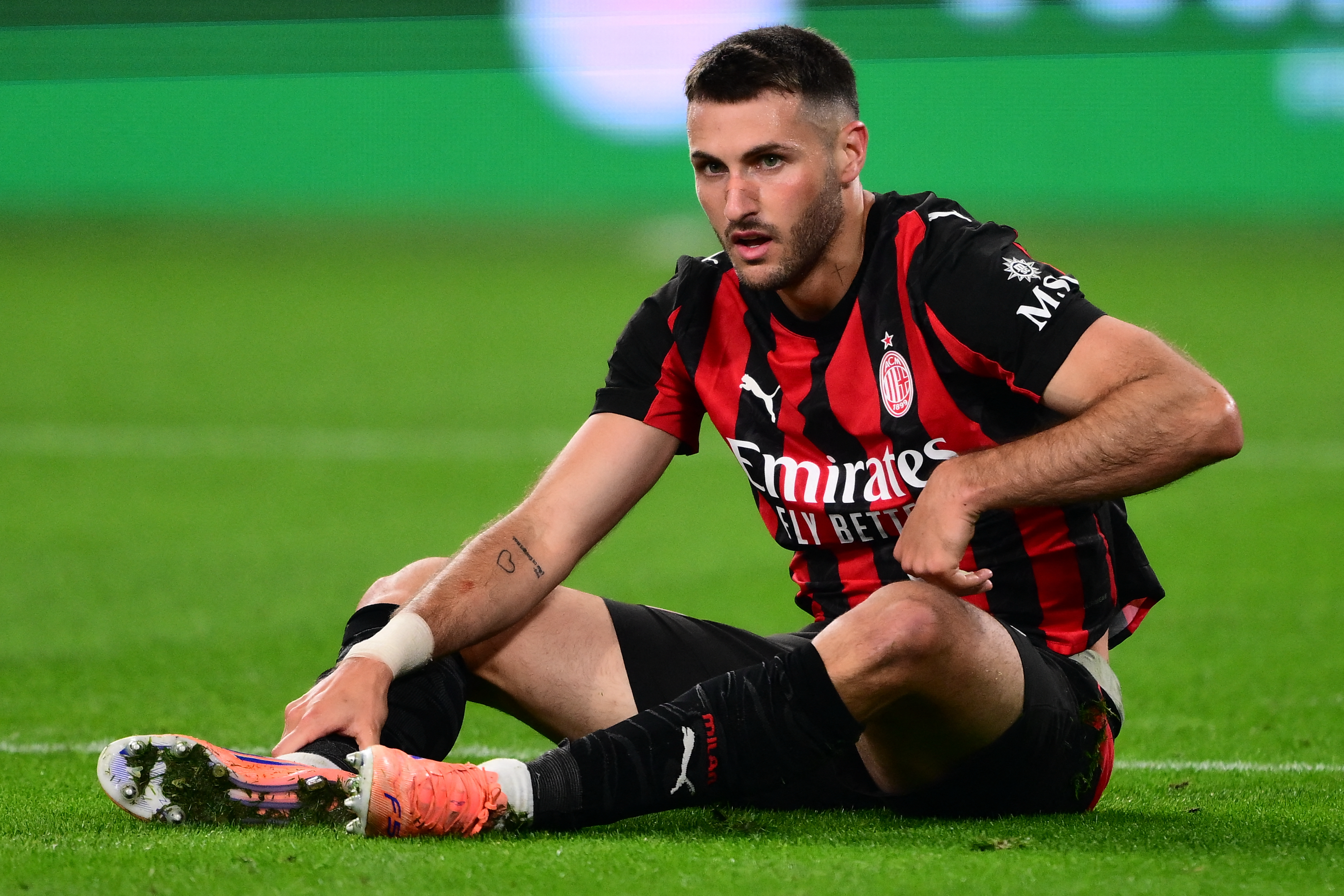 AC Milan's Mexican forward #07 Santiago Gimenez looks on during the Italian Serie A football match between Juventus and AC Milan at The Allianz Stadium in Turin on October 5, 2025. (Photo by MARCO BERTORELLO / AFP)