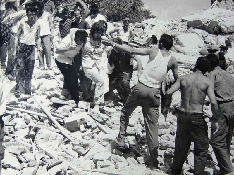 zemljotres u skoplju ljudi pomažu unesrećenima u ruševinama