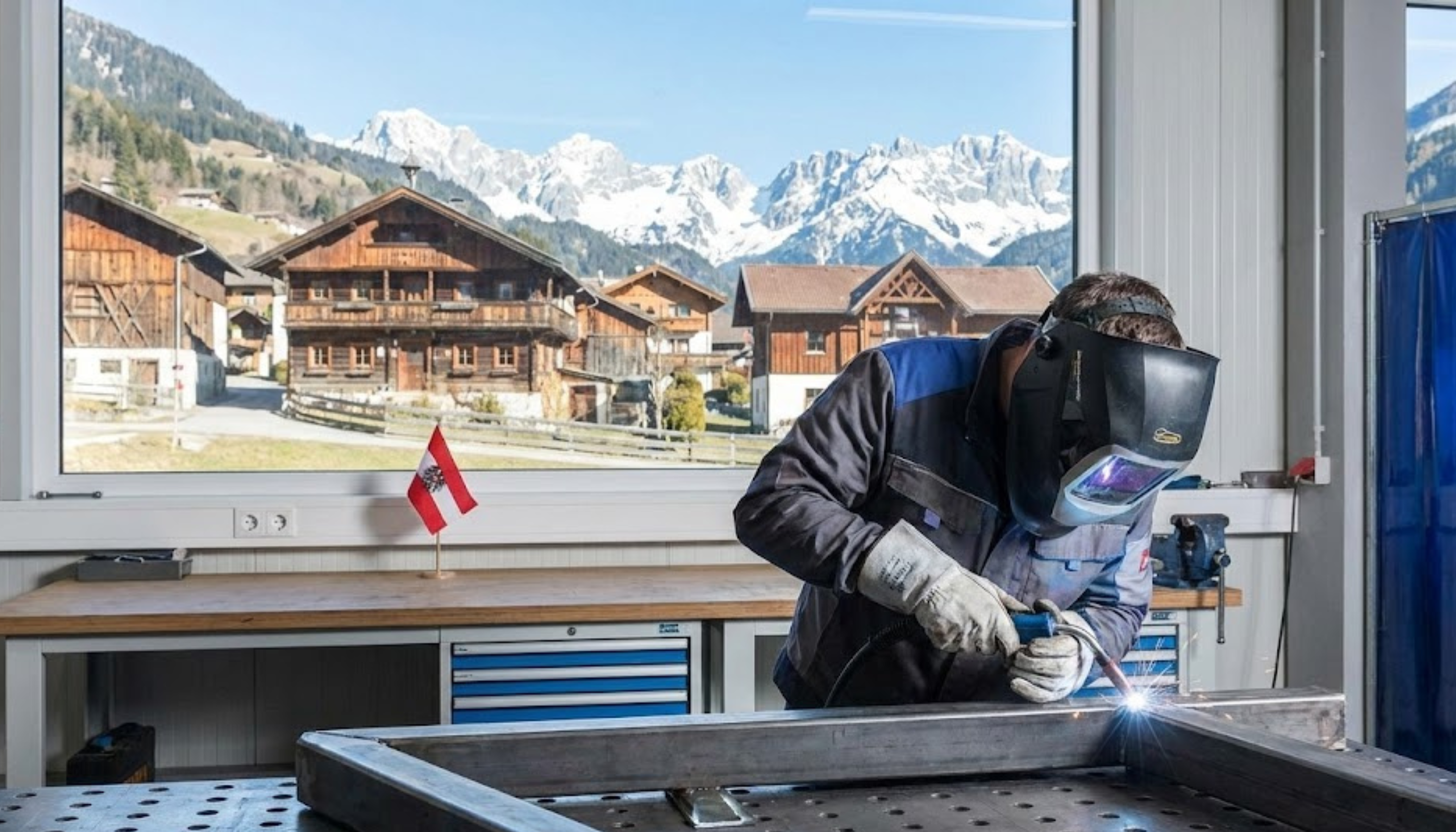 radnik u austriji zavarivač u pozadini alpe