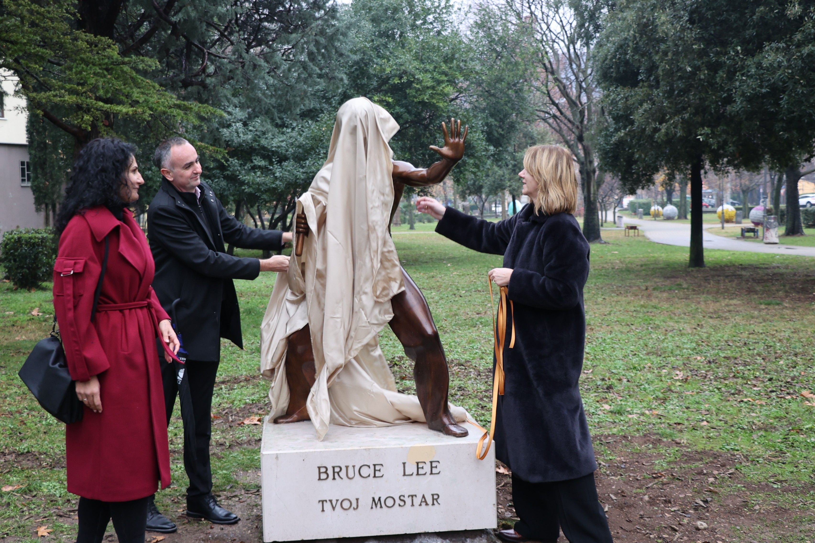 MOSTAR, 15. prosinca (FENA)-  Nakon što je prošle godine ukradena, a potom pronađena oštećena, statua Brucea Leeja ponovno je vraćena u park Zrinjevac u Mostaru. (Foto FENA/Mateo Marinović)