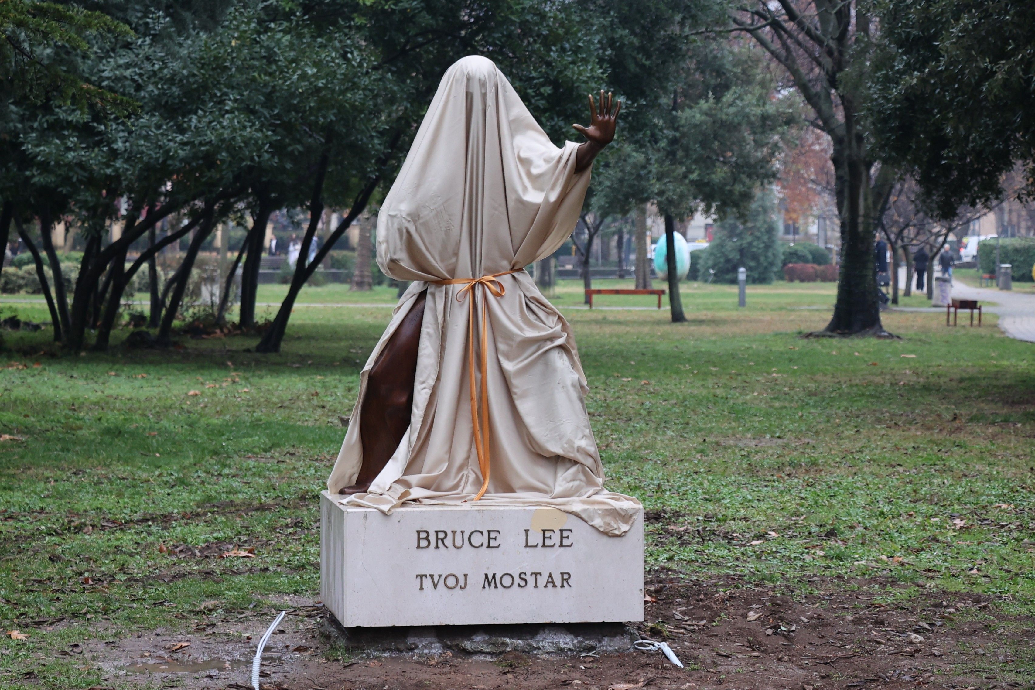 MOSTAR, 15. prosinca (FENA)-  Nakon što je prošle godine ukradena, a potom pronađena oštećena, statua Brucea Leeja ponovno je vraćena u park Zrinjevac u Mostaru. (Foto FENA/Mateo Marinović)