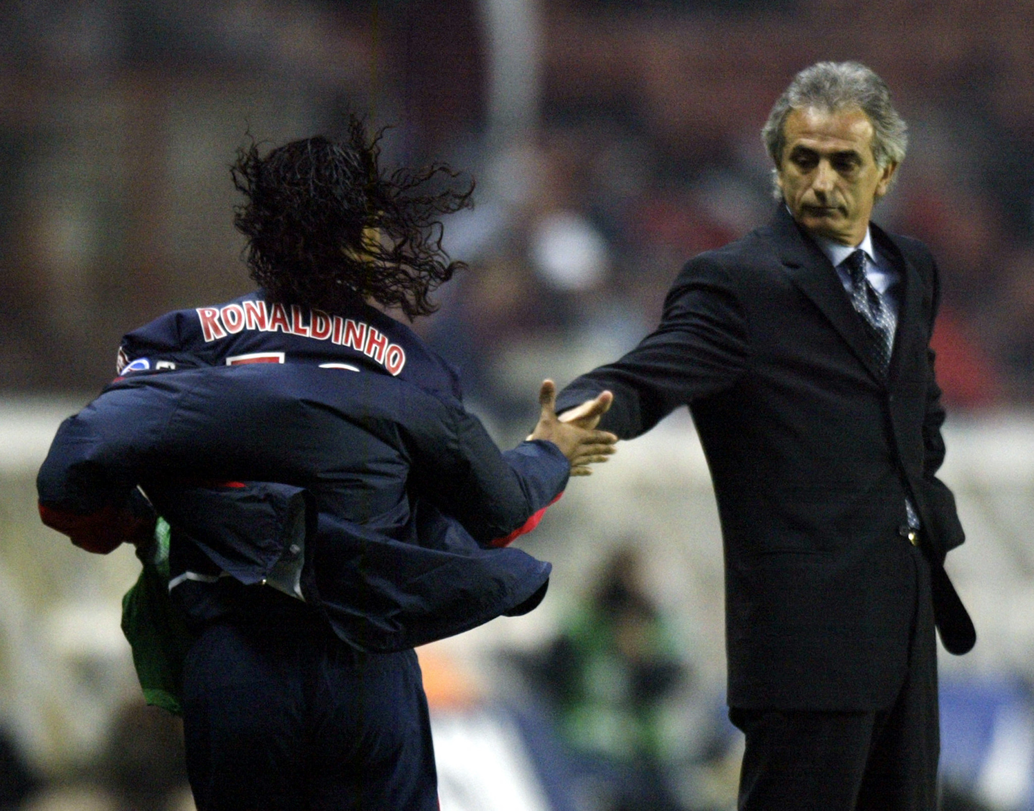 Paris Saint Germain's Brazilian midfielder Ronaldinho (L) salutes Rennes' coach Vahid Halilhodzic during their French soccer league, 20 may 2003, at the Parc des Princes in Paris.  AFP PHOTO GABRIEL BOUYS (Photo by GABRIEL BOUYS / AFP)
