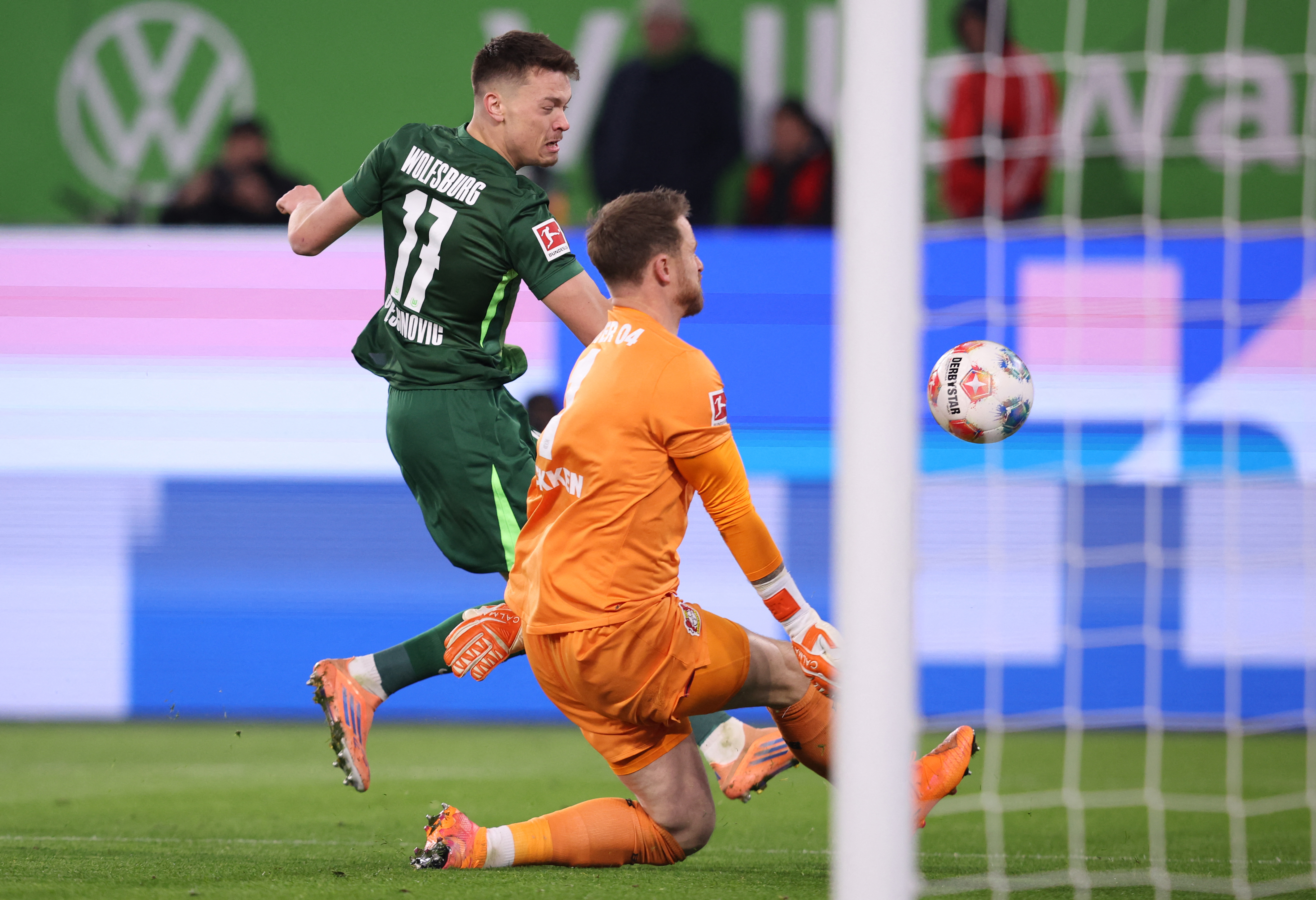 Wolfsburg's German forward #17 Dzenan Pejcinovic (L) and Bayer Leverkusen's