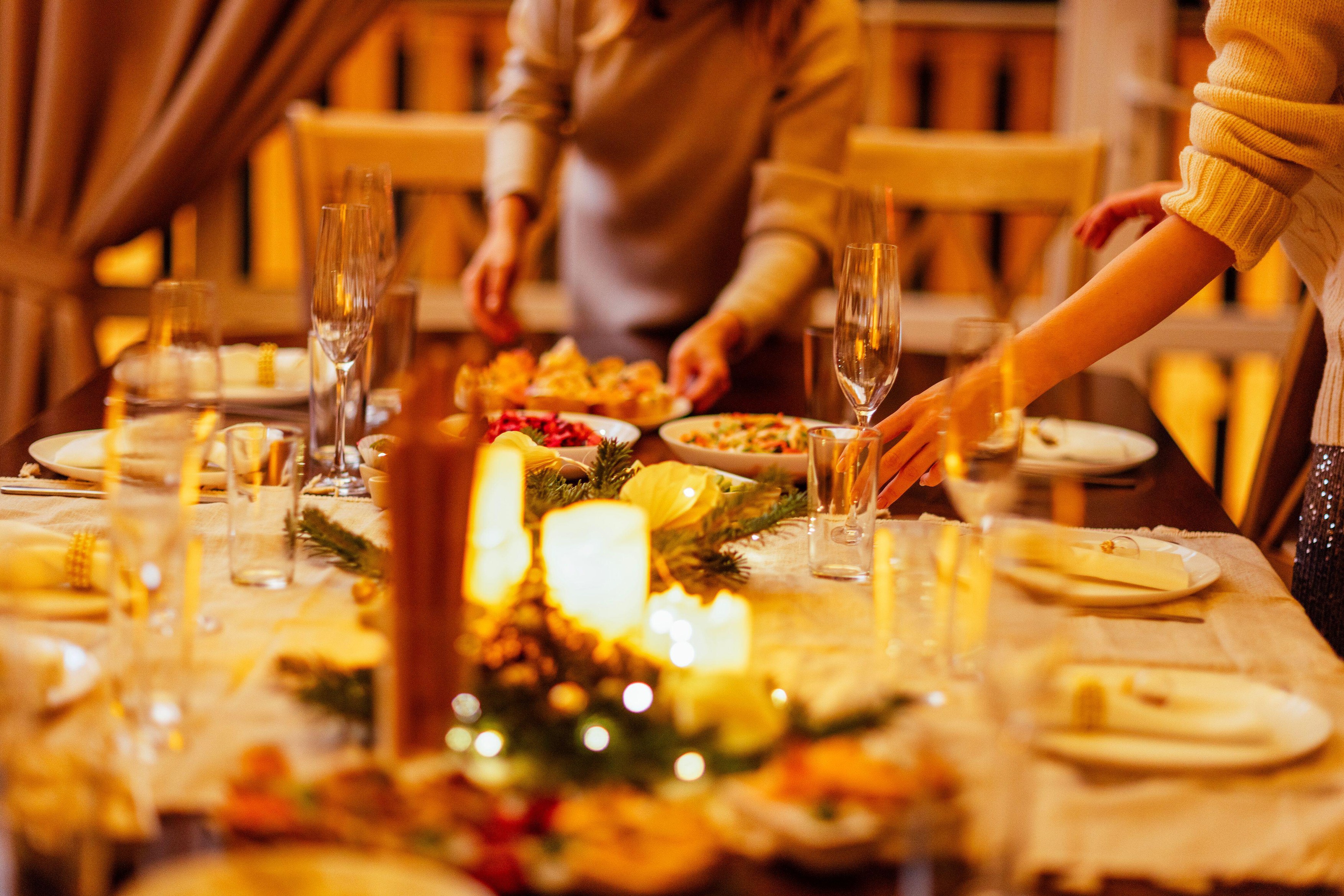 Young women are preparing a Christmas lunch.
