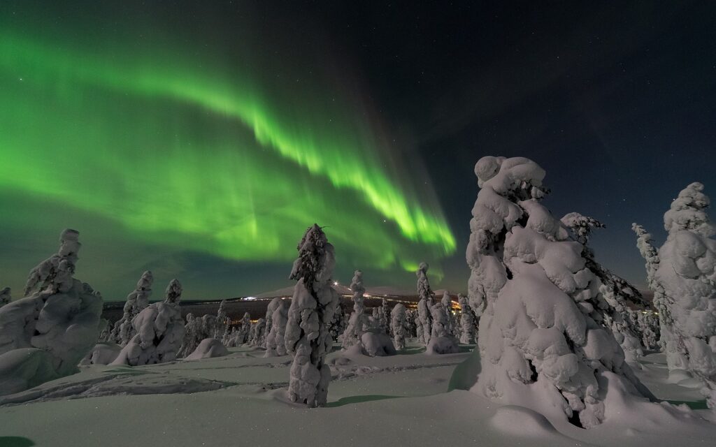 1740471540-aurora-borealis-2959663_1280-1024x640.jpg