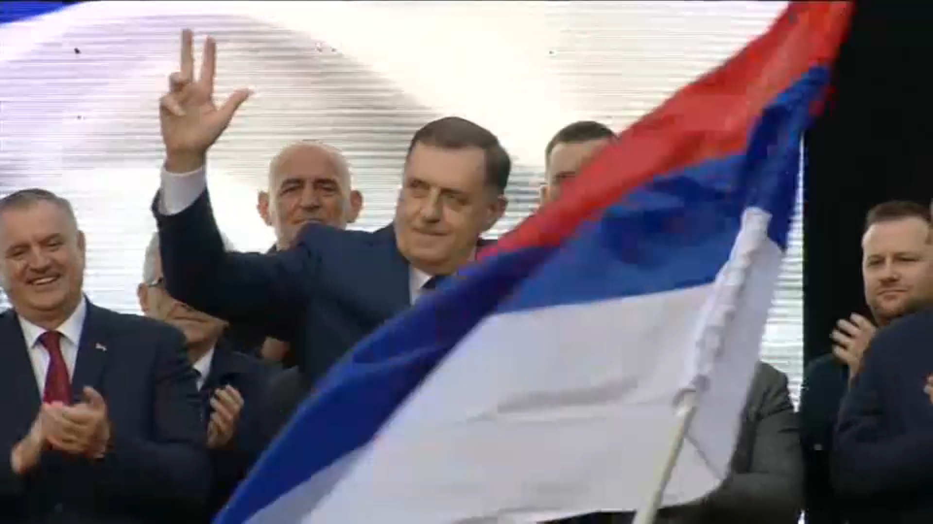 dodik tri prsta miting