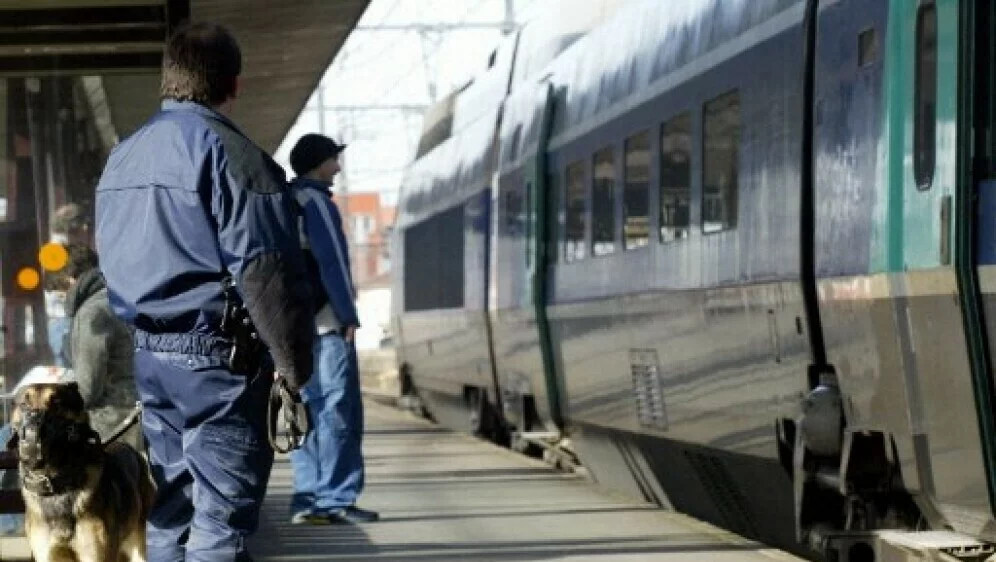 63031270-zeljeznicka-postaja-ilustracija